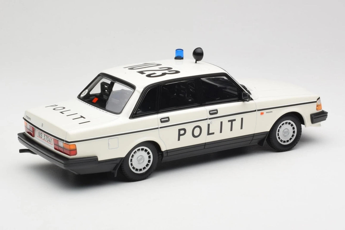 Volvo 240 Politi Police Danmark Limited 300pcs white 1:18 Minichamps 155171495 Волво 240 Полиция Лимитирана