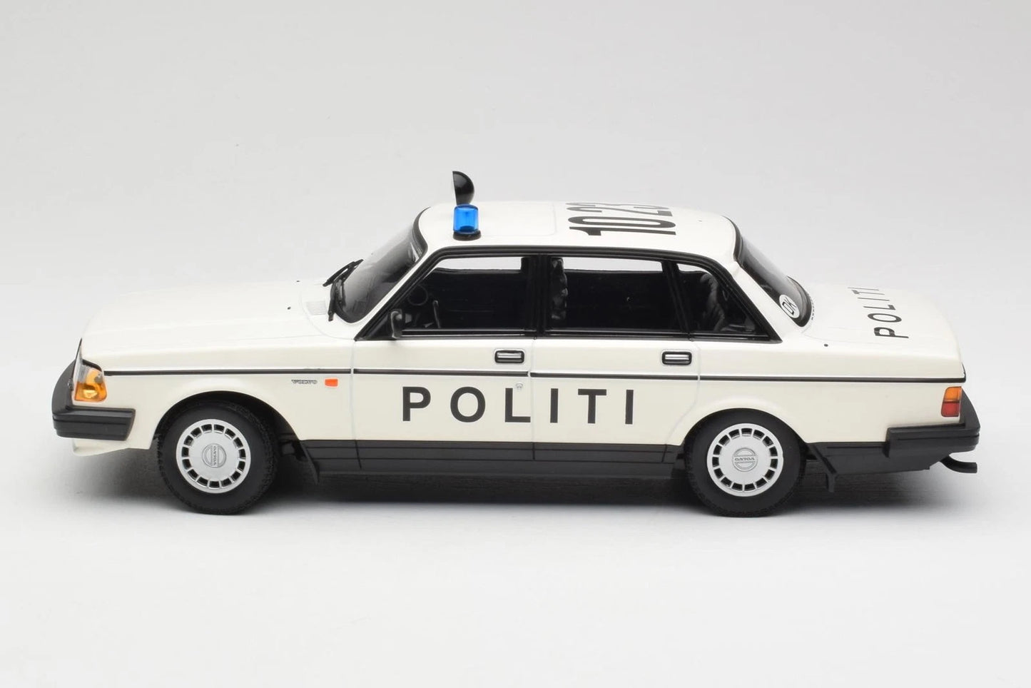 Volvo 240 Politi Police Danmark Limited 300pcs white 1:18 Minichamps 155171495 Волво 240 Полиция Лимитирана