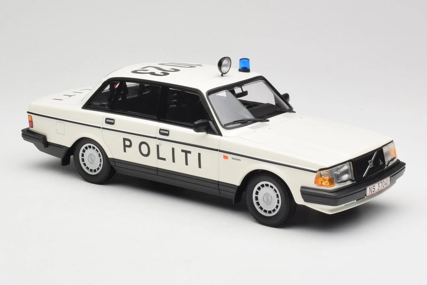 Volvo 240 Politi Police Danmark Limited 300pcs white 1:18 Minichamps 155171495 Волво 240 Полиция Лимитирана