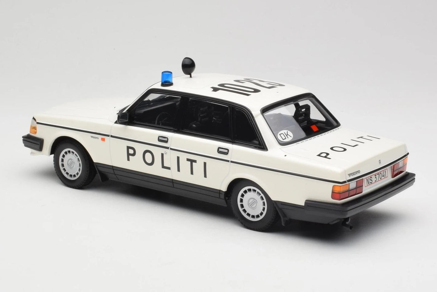 Volvo 240 Politi Police Danmark Limited 300pcs white 1:18 Minichamps 155171495 Волво 240 Полиция Лимитирана