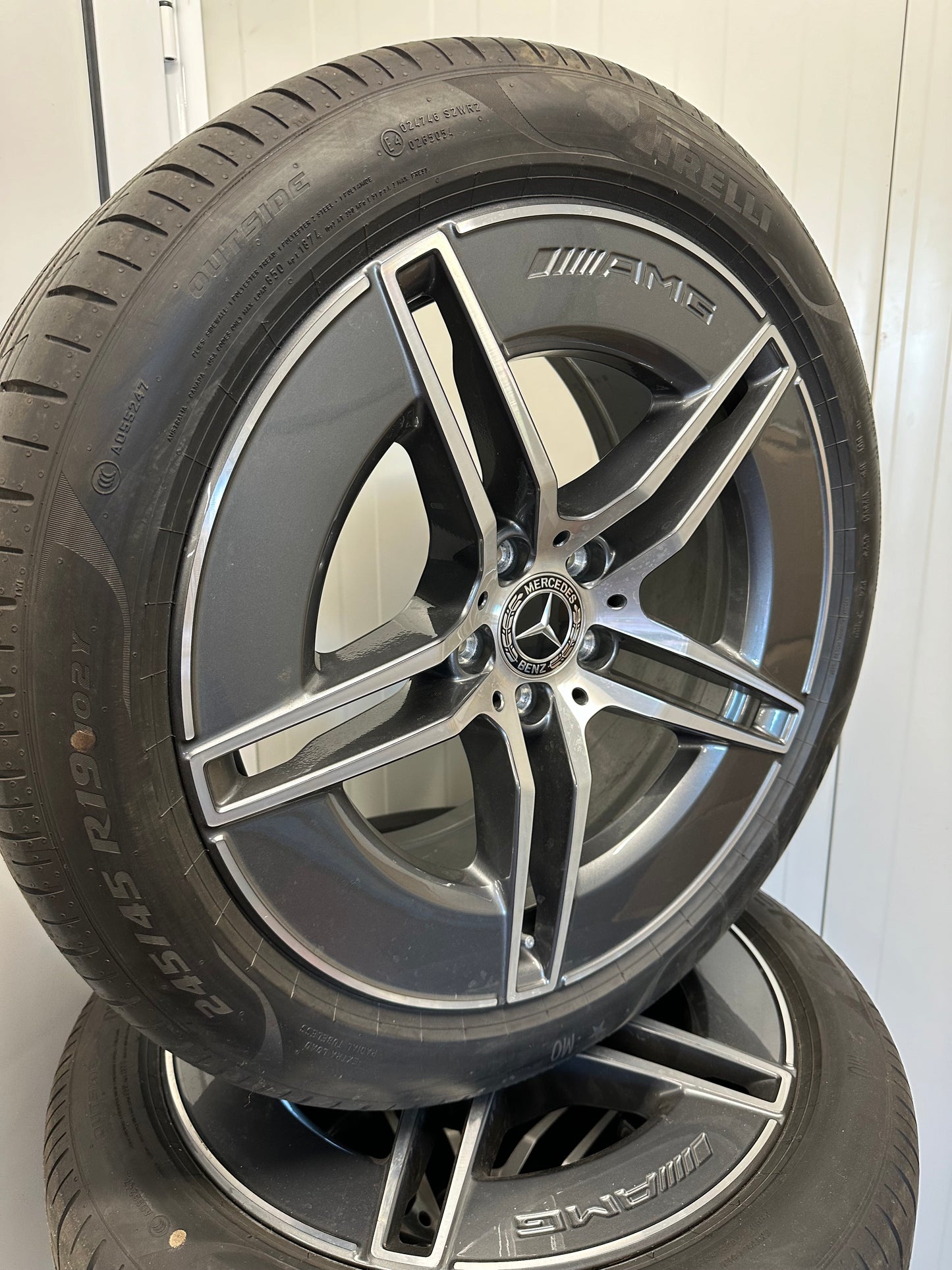 Оригинал като Нови Mercedes E Klasse W214 19 Zoll AMG Мерцедес E класа W214 19 цола AMG летен комплект летни гуми
