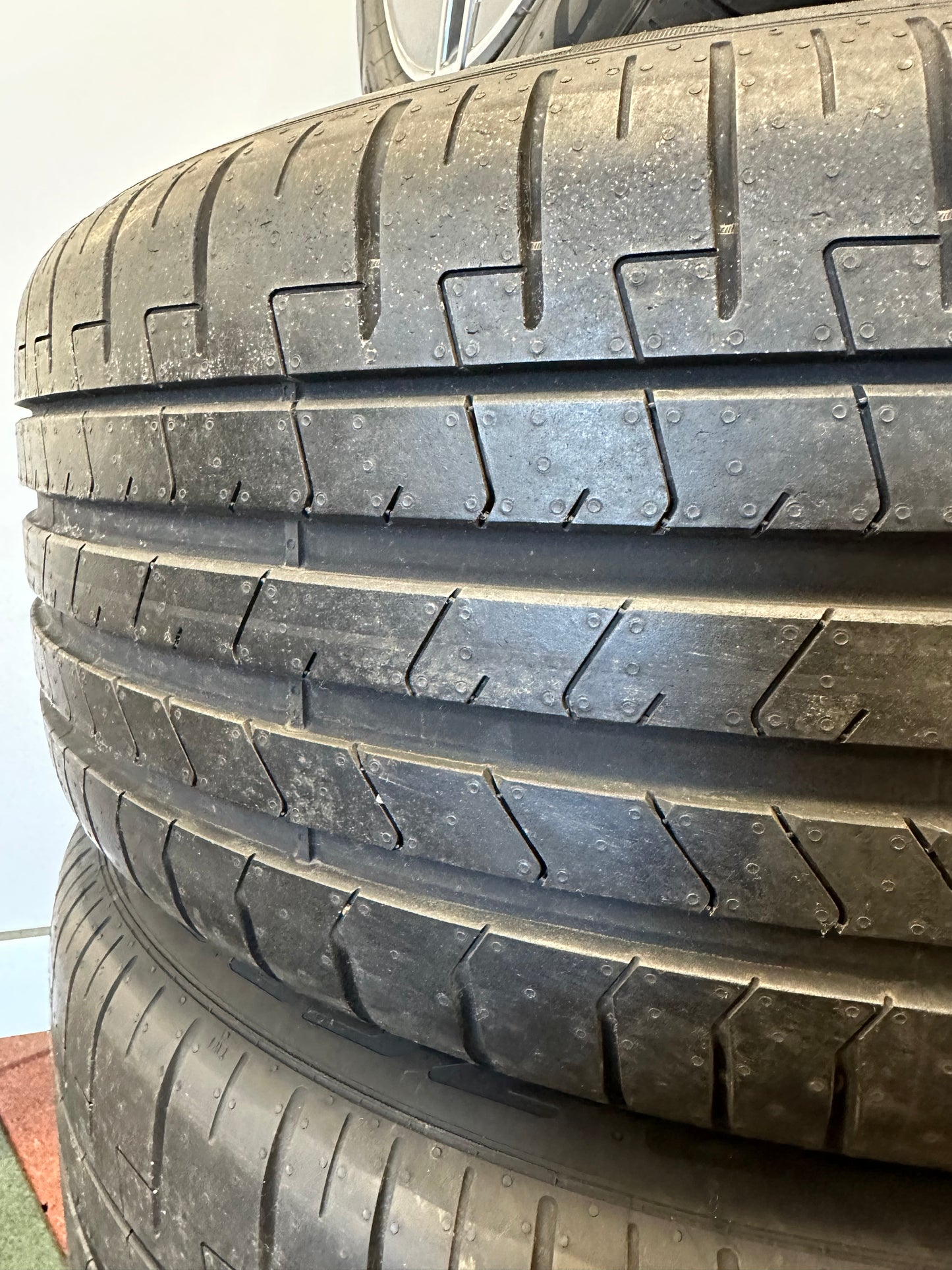 Оригинал като Нови Mercedes E Klasse W214 19 Zoll AMG Мерцедес E класа W214 19 цола AMG летен комплект летни гуми