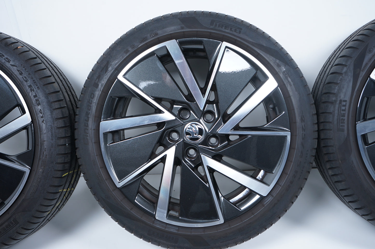 Оригинал Skoda Octavia 4 5E 18 Zoll Шкода Октавиа 4 5Е 18 цола Алуминиеви джанти летен комплект летни гуми