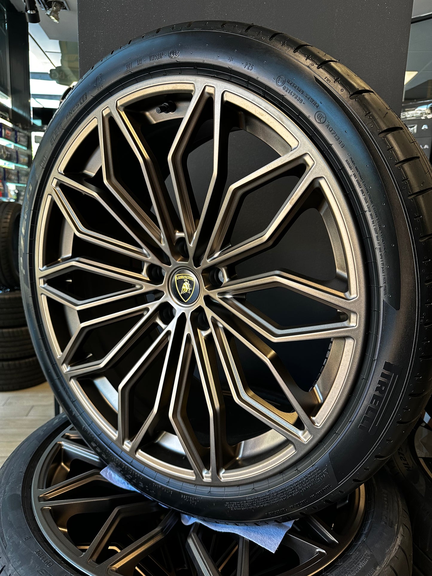 Нови Оригинал Lamborghini URUS SE 23 Zoll 4ML601025DJ Ламборгини Урус Алуминиеви джанти 23 цола летен комплект летни Гуми