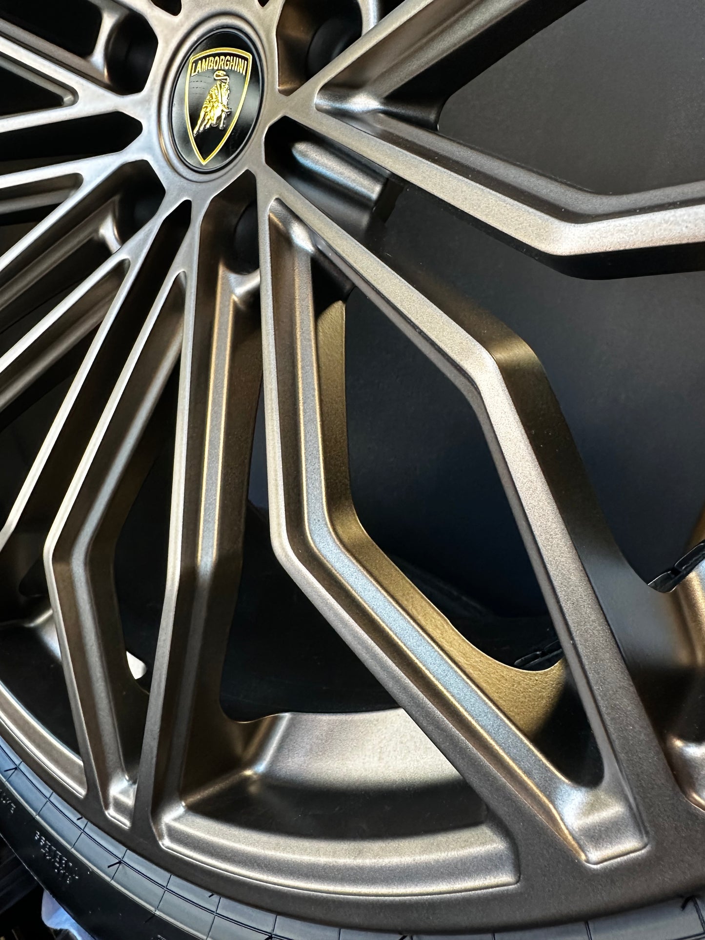 Нови Оригинал Lamborghini URUS SE 23 Zoll 4ML601025DJ Ламборгини Урус Алуминиеви джанти 23 цола летен комплект летни Гуми