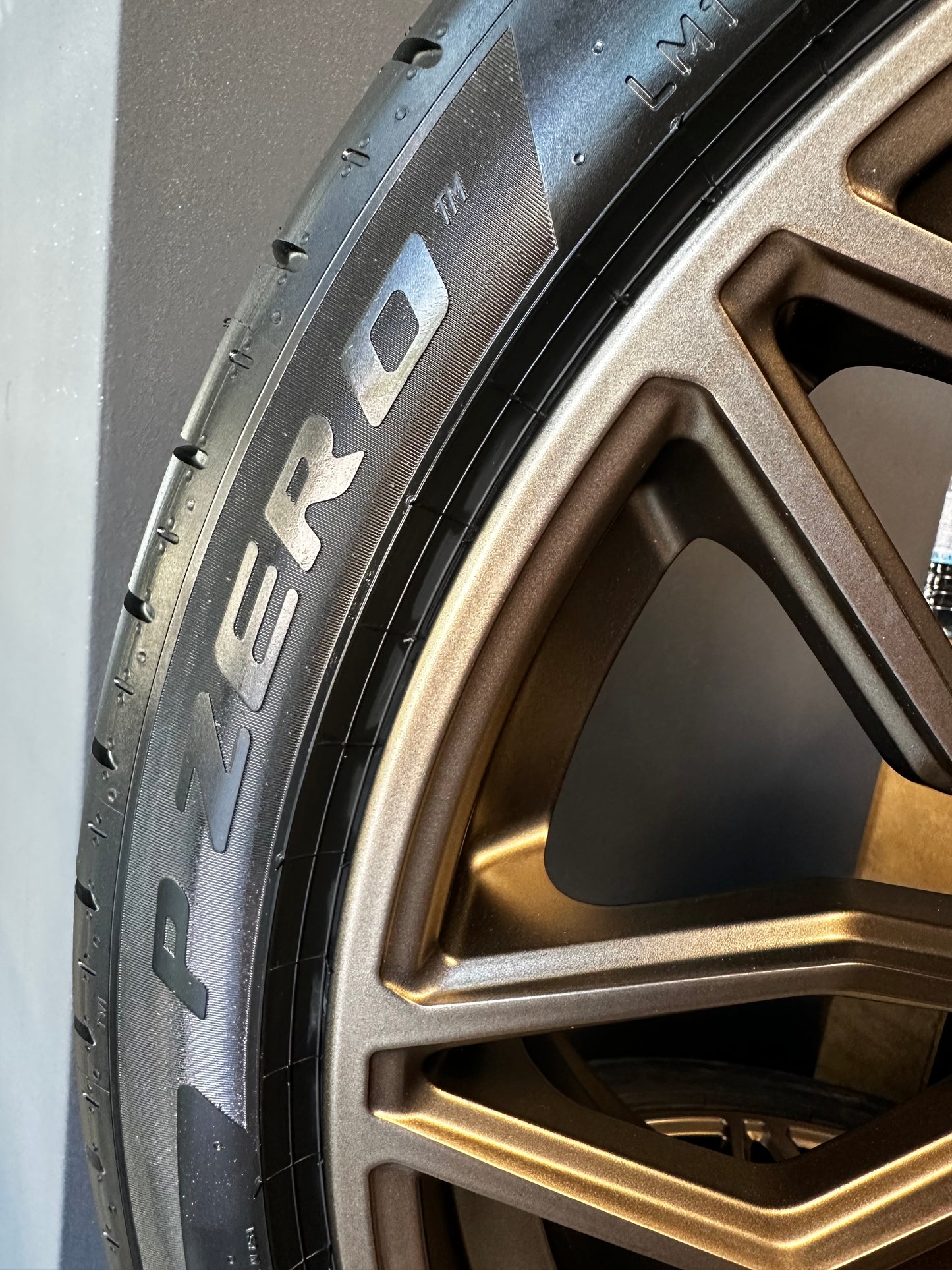 Нови Оригинал Lamborghini URUS SE 23 Zoll 4ML601025DJ Ламборгини Урус Алуминиеви джанти 23 цола летен комплект летни Гуми
