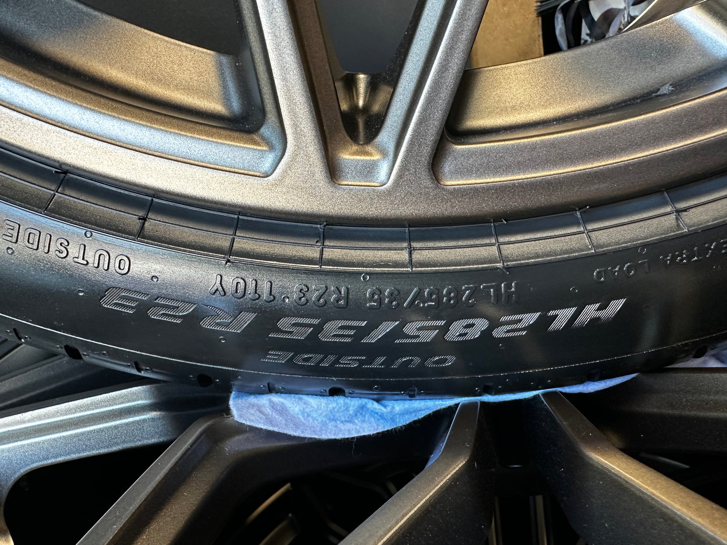 Нови Оригинал Lamborghini URUS SE 23 Zoll 4ML601025DJ Ламборгини Урус Алуминиеви джанти 23 цола летен комплект летни Гуми