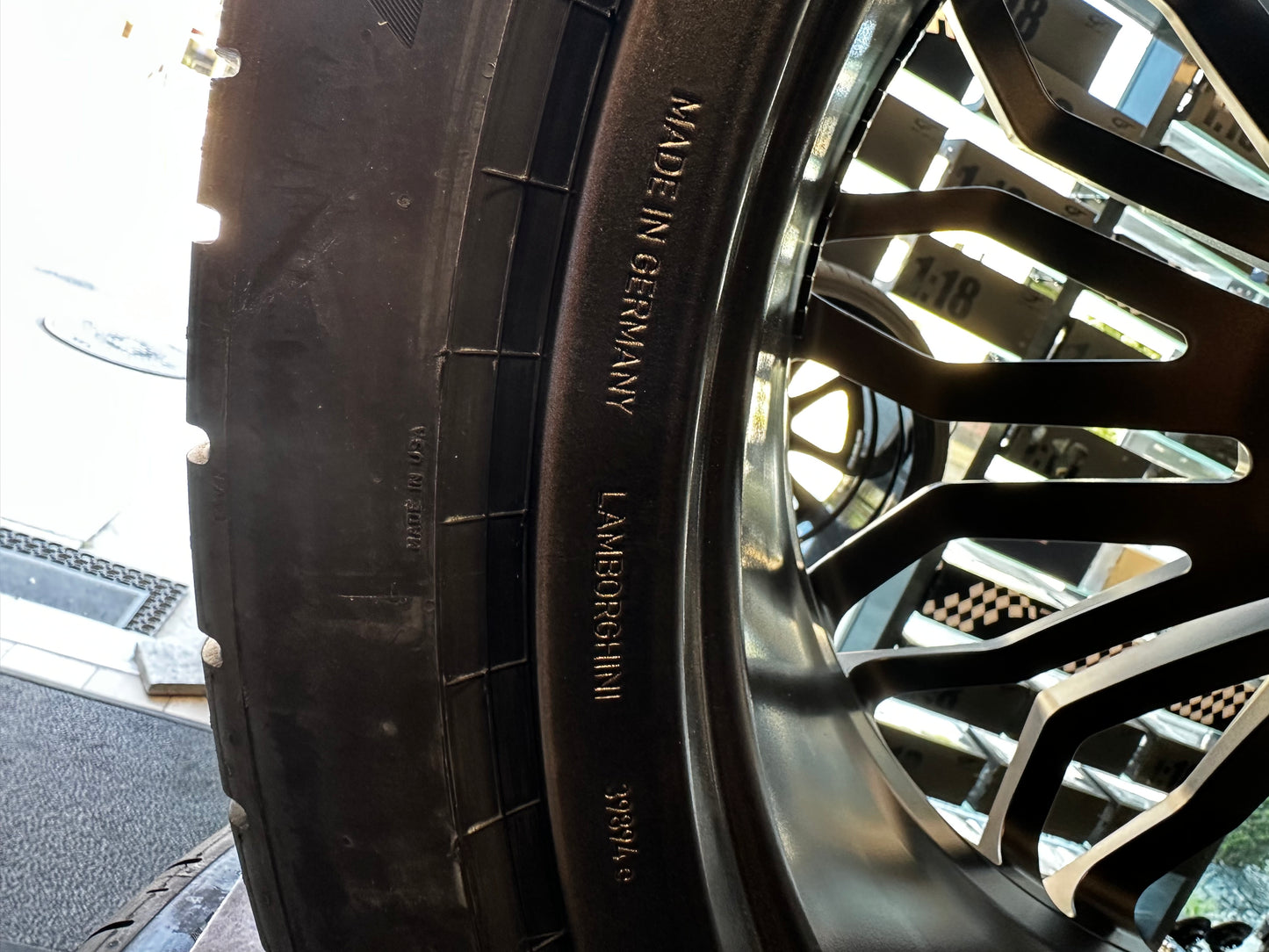 Нови Оригинал Lamborghini URUS SE 23 Zoll 4ML601025DJ Ламборгини Урус Алуминиеви джанти 23 цола летен комплект летни Гуми
