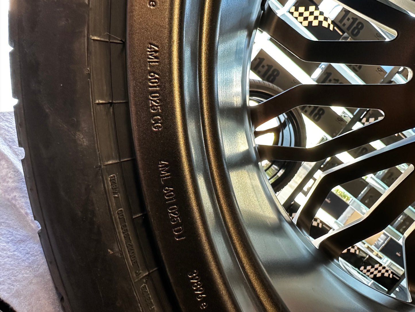 Нови Оригинал Lamborghini URUS SE 23 Zoll 4ML601025DJ Ламборгини Урус Алуминиеви джанти 23 цола летен комплект летни Гуми