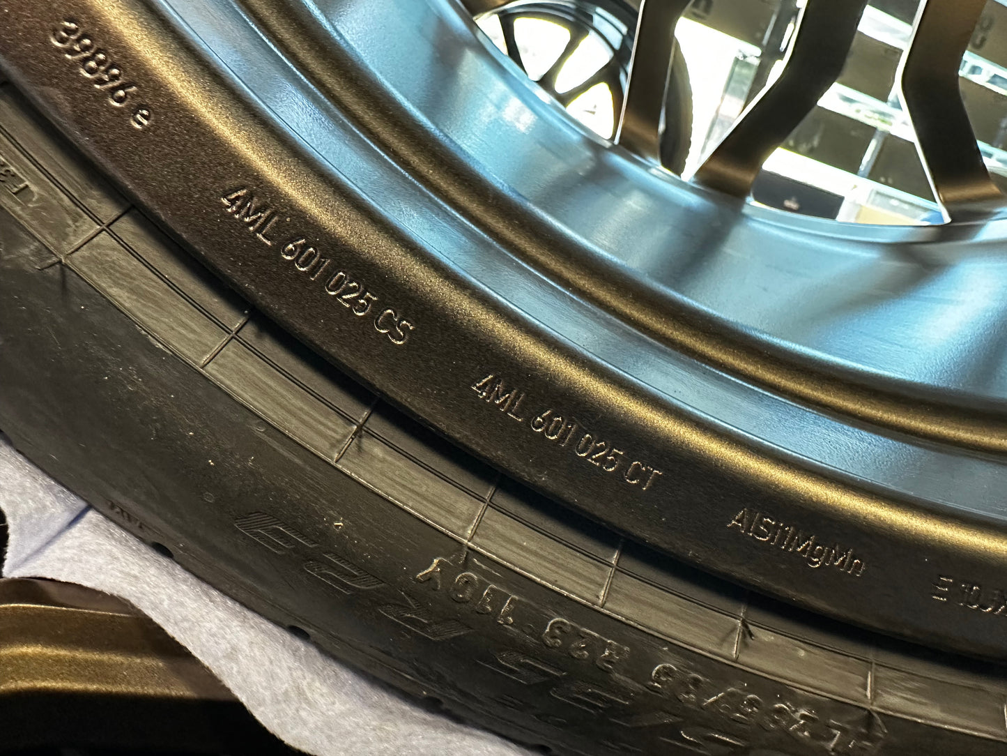 Нови Оригинал Lamborghini URUS SE 23 Zoll 4ML601025DJ Ламборгини Урус Алуминиеви джанти 23 цола летен комплект летни Гуми