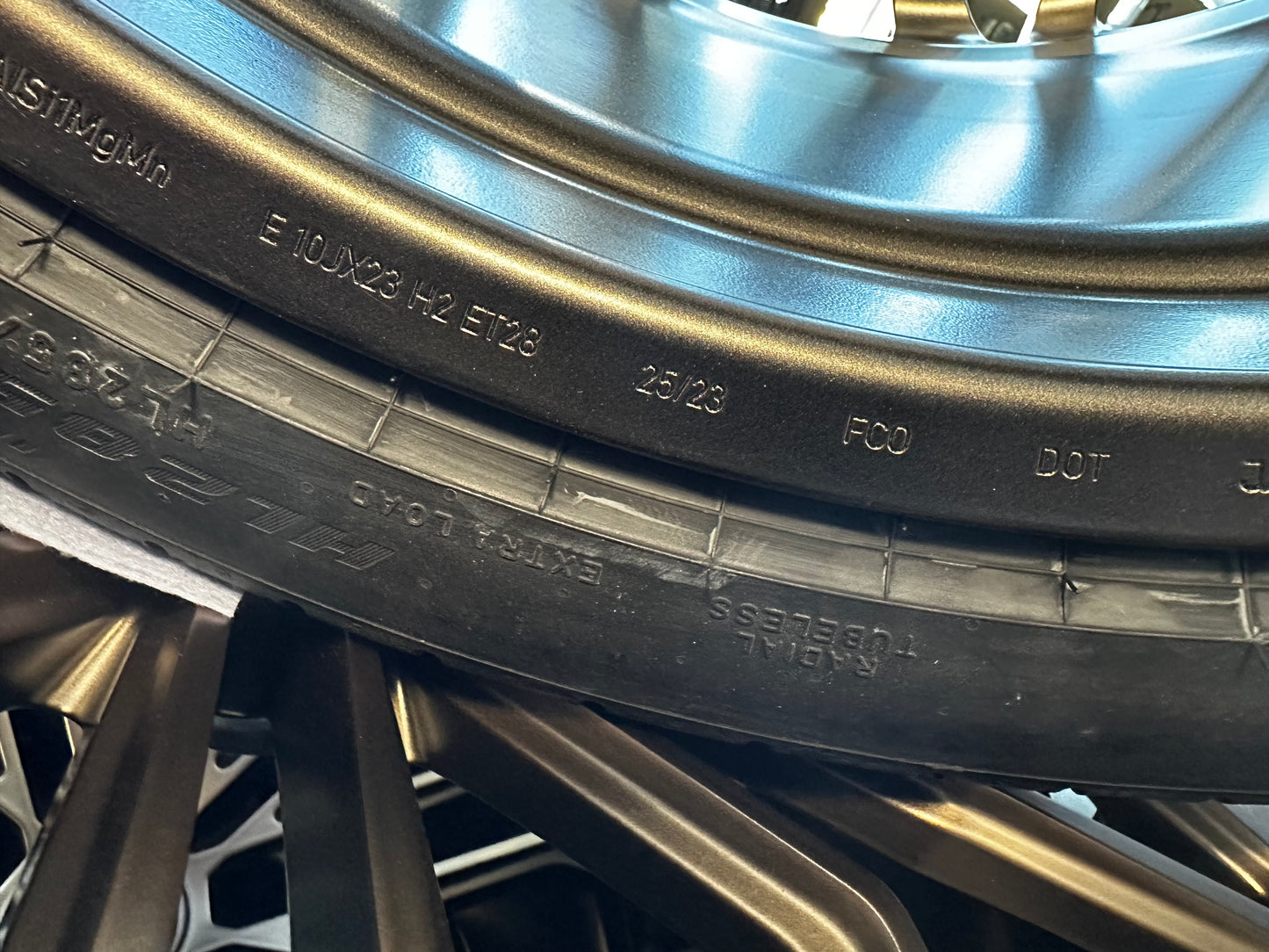 Нови Оригинал Lamborghini URUS SE 23 Zoll 4ML601025DJ Ламборгини Урус Алуминиеви джанти 23 цола летен комплект летни Гуми