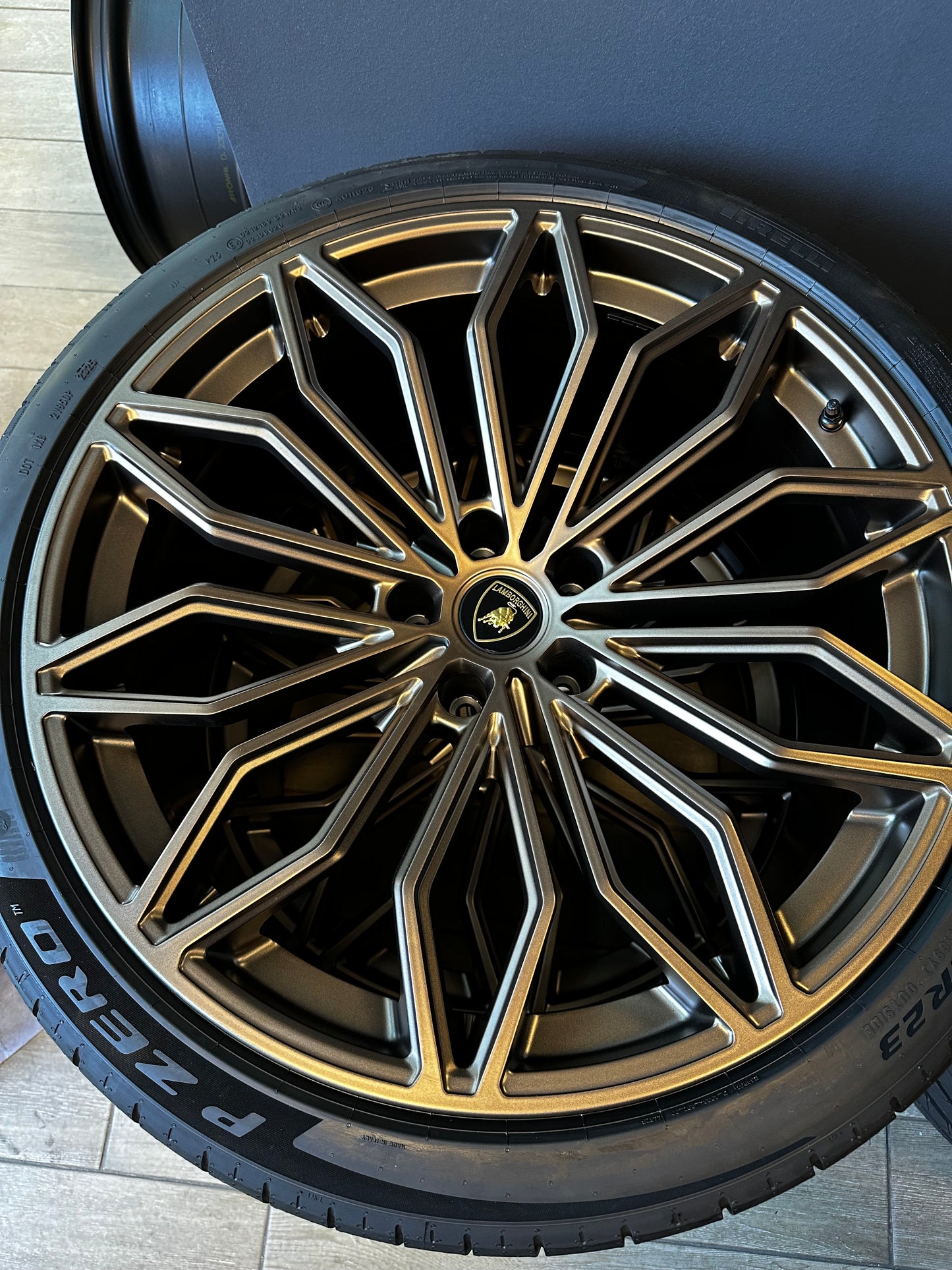 Нови Оригинал Lamborghini URUS SE 23 Zoll 4ML601025DJ Ламборгини Урус Алуминиеви джанти 23 цола летен комплект летни Гуми