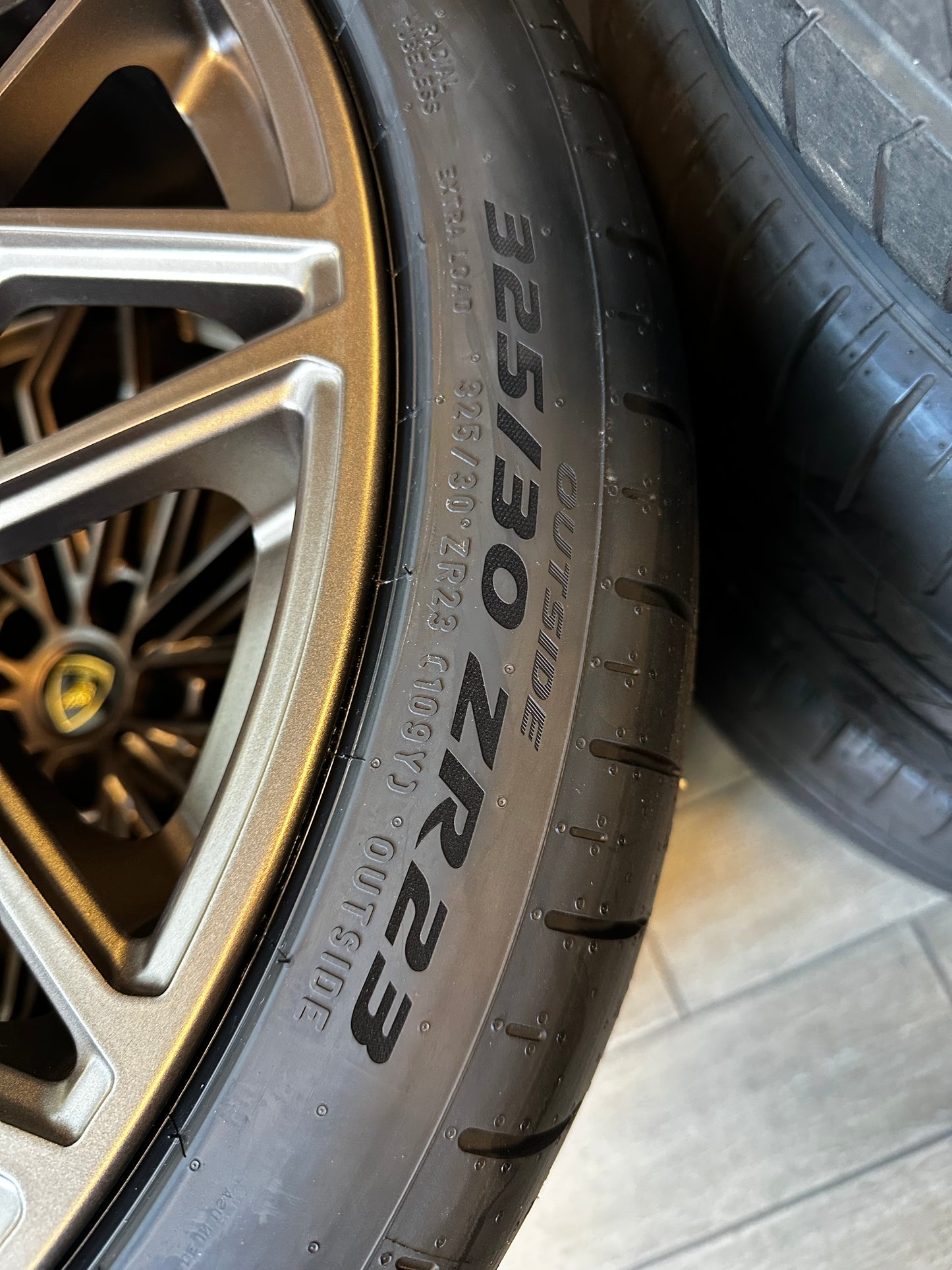 Нови Оригинал Lamborghini URUS SE 23 Zoll 4ML601025DJ Ламборгини Урус Алуминиеви джанти 23 цола летен комплект летни Гуми