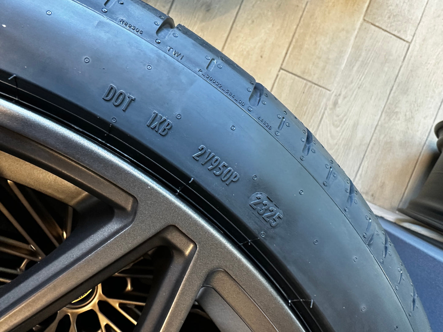 Нови Оригинал Lamborghini URUS SE 23 Zoll 4ML601025DJ Ламборгини Урус Алуминиеви джанти 23 цола летен комплект летни Гуми