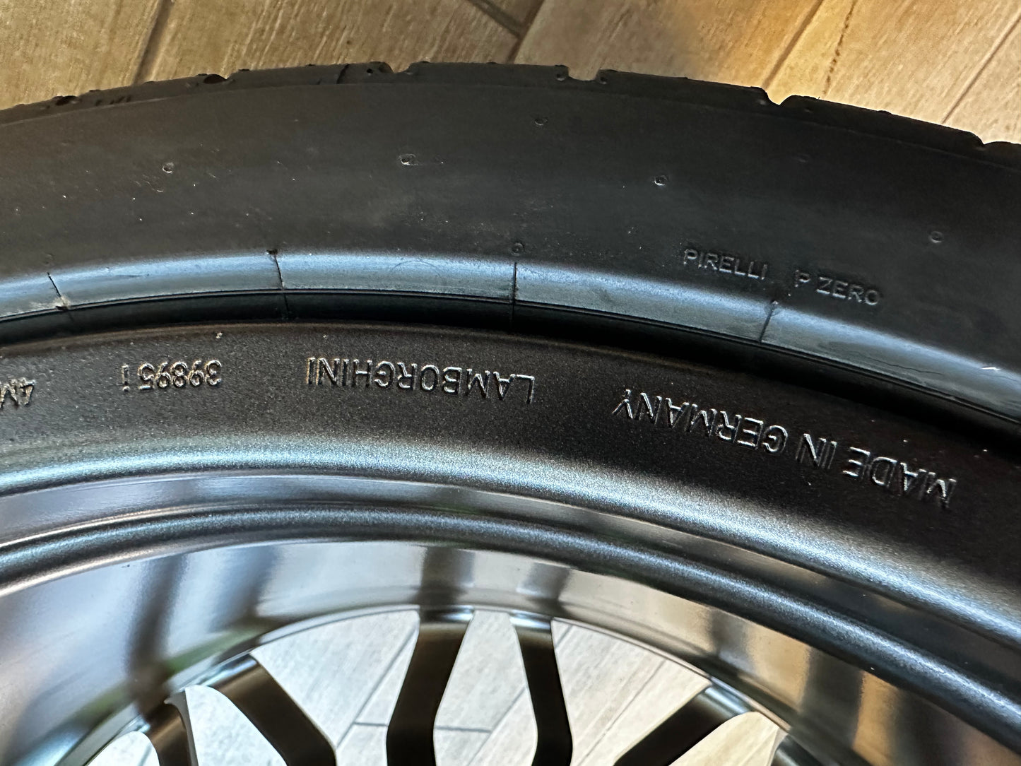 Нови Оригинал Lamborghini URUS SE 23 Zoll 4ML601025DJ Ламборгини Урус Алуминиеви джанти 23 цола летен комплект летни Гуми