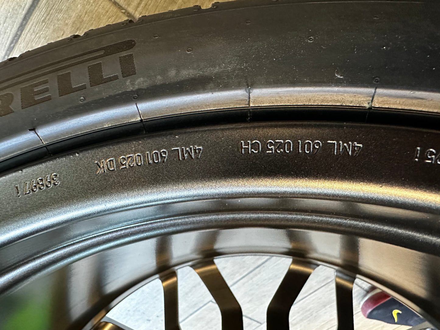 Нови Оригинал Lamborghini URUS SE 23 Zoll 4ML601025DJ Ламборгини Урус Алуминиеви джанти 23 цола летен комплект летни Гуми