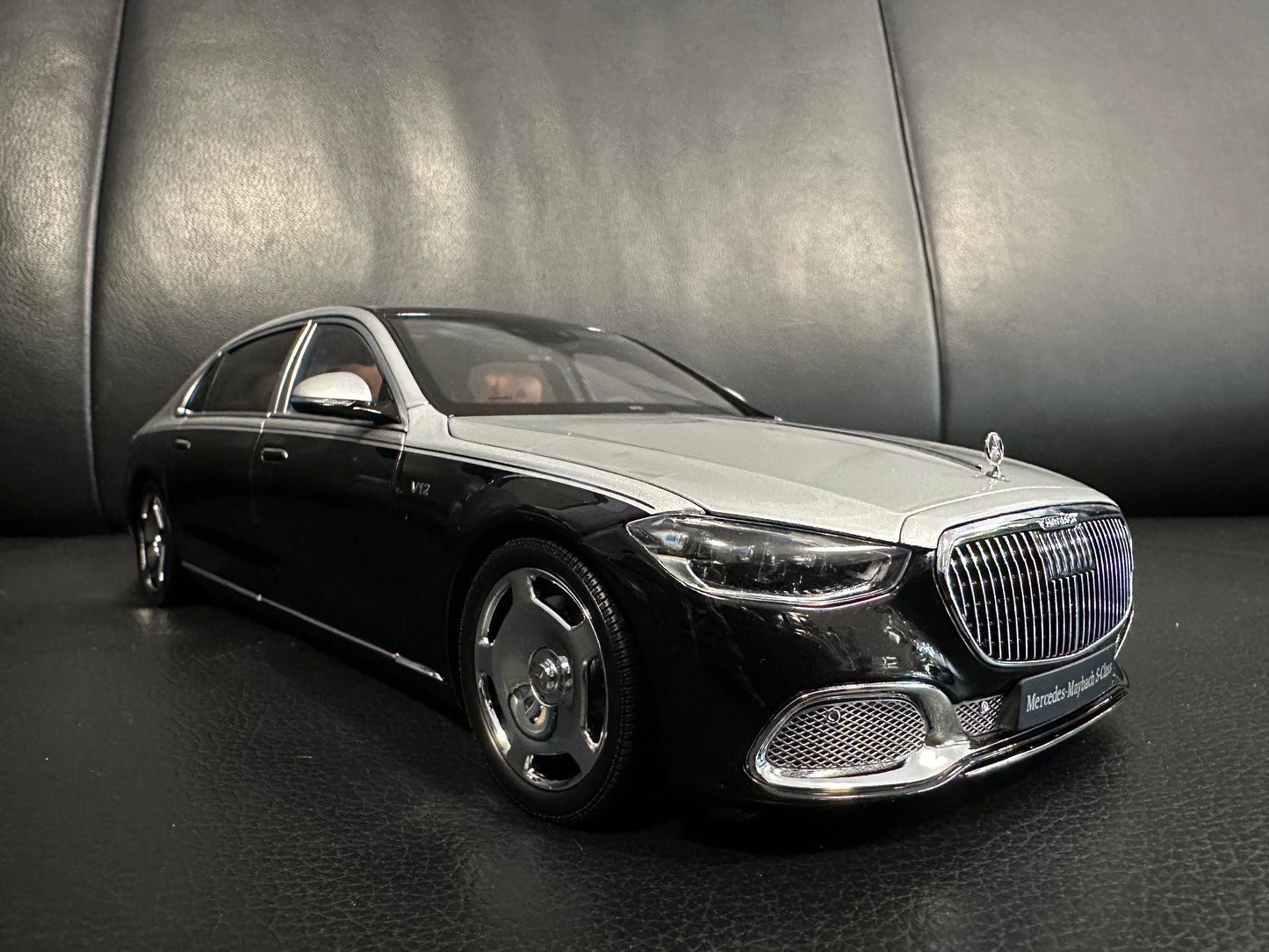 Mercedes Benz S Klasse Maybach S680 W223 black 1:18 Almost Real 820120 Мерцедес Бенц С Класа Майбах черен