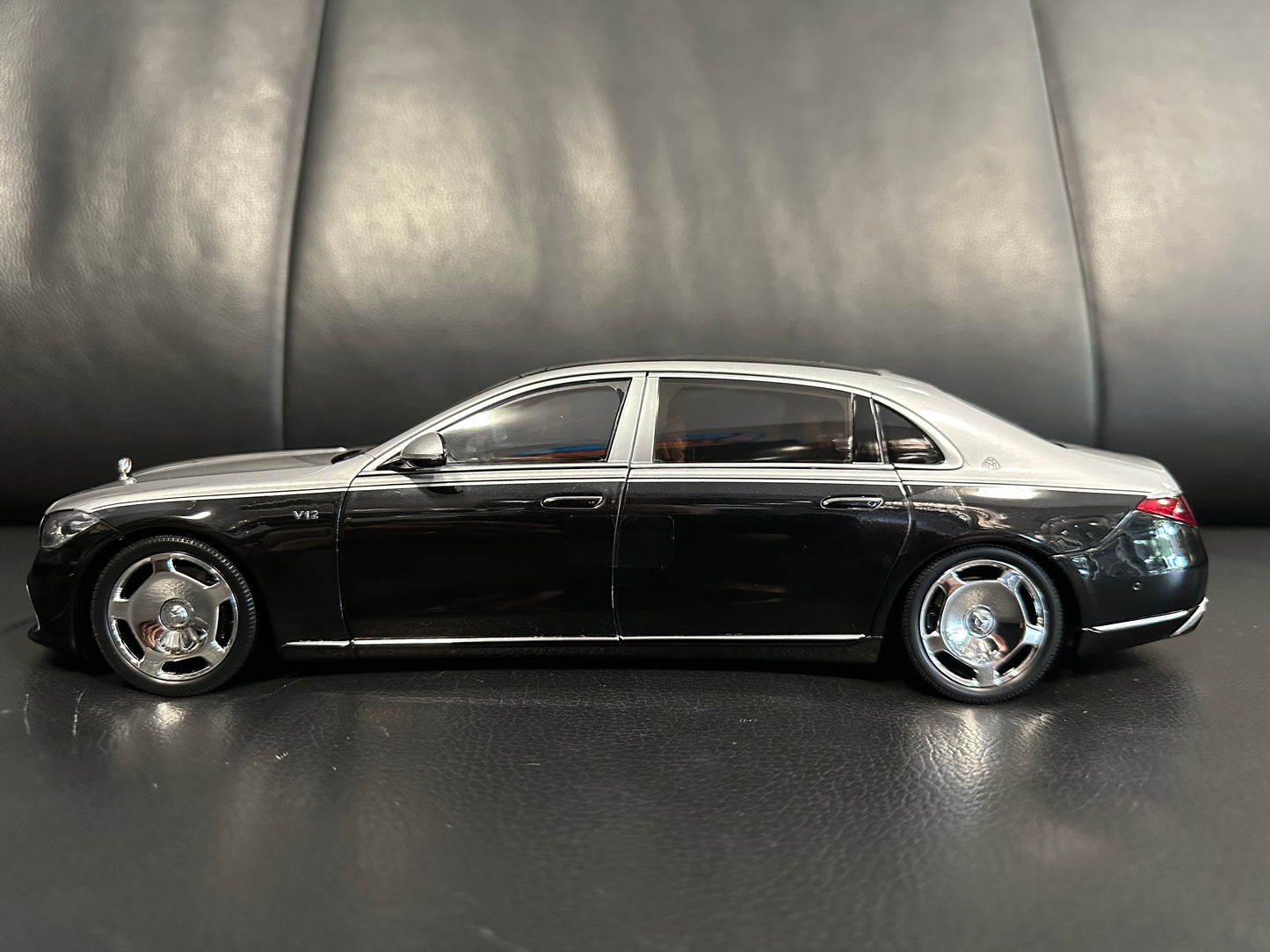 Mercedes Benz S Klasse Maybach S680 W223 black 1:18 Almost Real 820120 Мерцедес Бенц С Класа Майбах черен