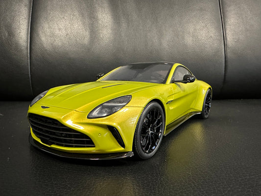 Aston Martin Vantage Cosmopolitan Yellow Limitiert 163/999 1:18 GT Spirit GT514 Астон Мартин Лимитирана