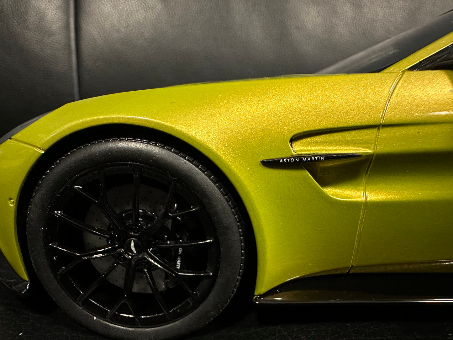 Aston Martin Vantage Cosmopolitan Yellow Limitiert 163/999 1:18 GT Spirit GT514 Астон Мартин Лимитирана