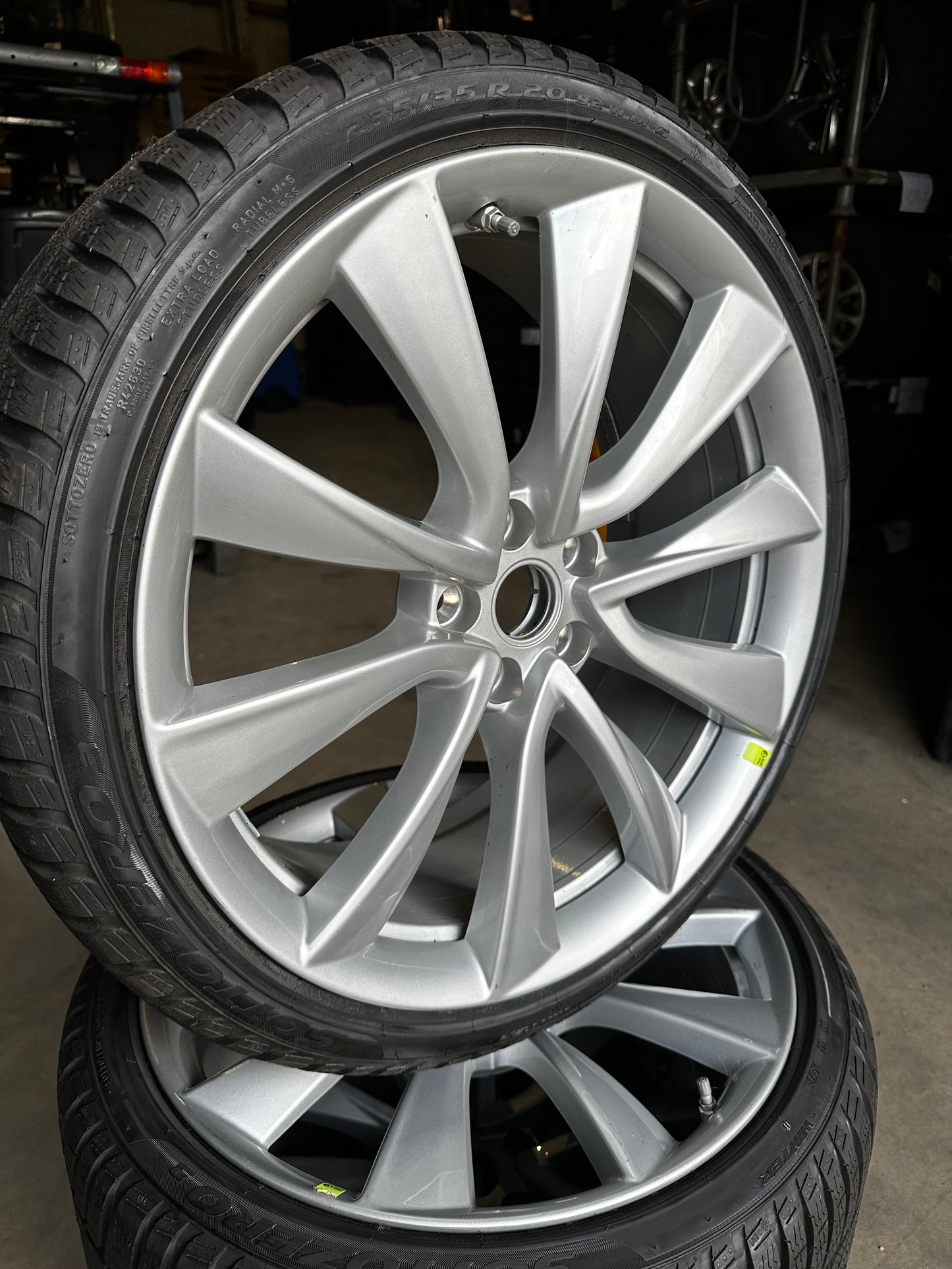 Оригинал Като Нови Tesla 3 20 Zoll Тесла 3 Алуминиеви джанти 235 35 20 цола зимен комплект зимни гуми