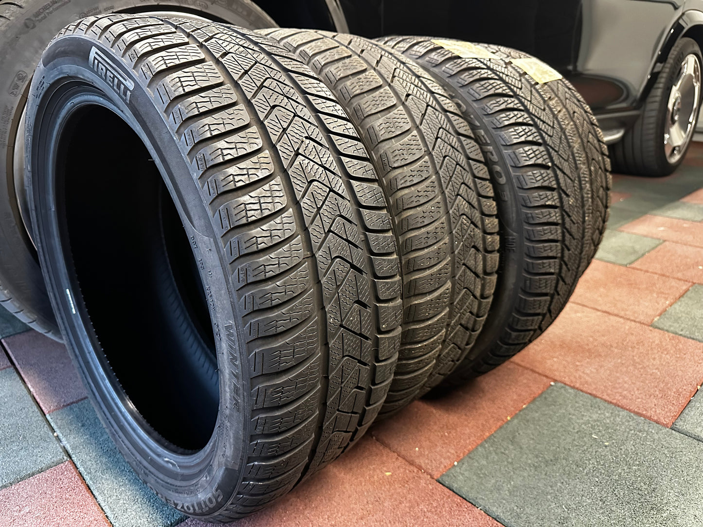 Употребявани зимни Гуми Pirelli 18 Zoll Runflat 225 45 18 Цола MO Рънфлат 5-6мм