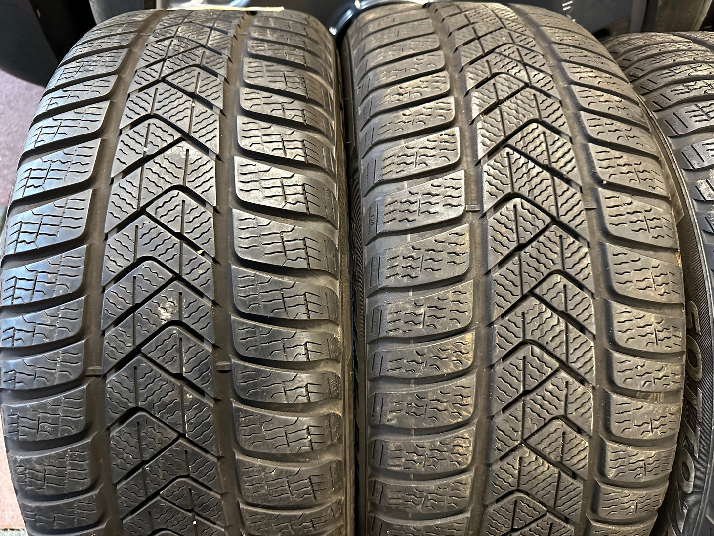 Употребявани зимни Гуми Pirelli 18 Zoll Runflat 225 45 18 Цола MO Рънфлат 5-6мм