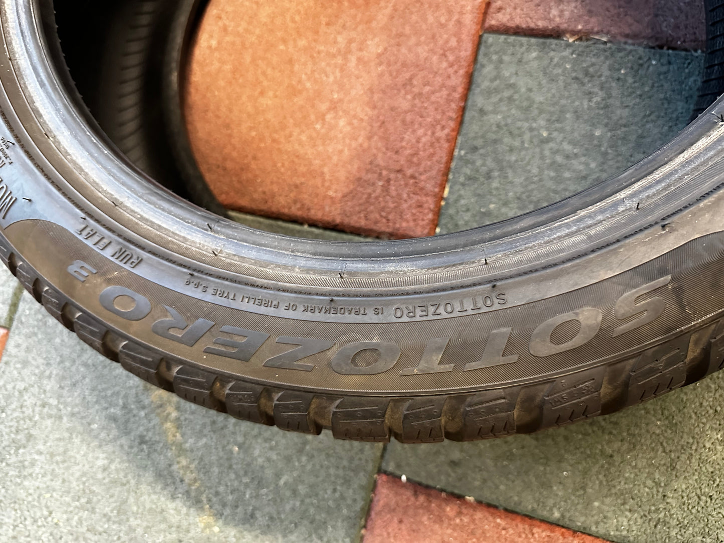 Употребявани зимни Гуми Pirelli 18 Zoll Runflat 225 45 18 Цола MO Рънфлат 5-6мм