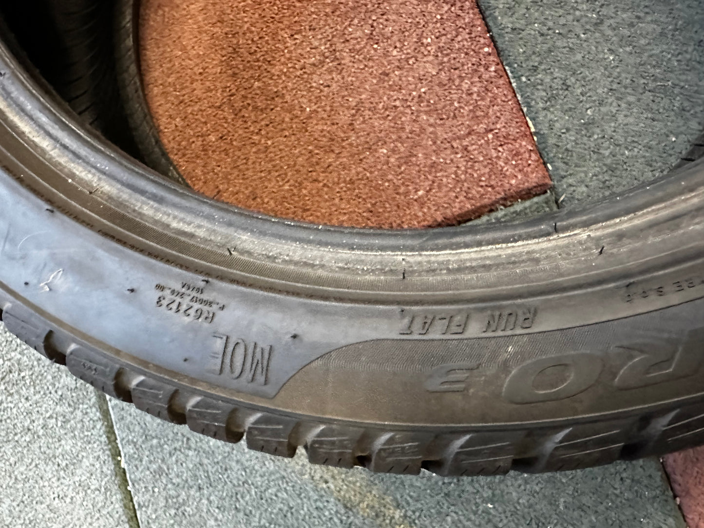 Употребявани зимни Гуми Pirelli 18 Zoll Runflat 225 45 18 Цола MO Рънфлат 5-6мм