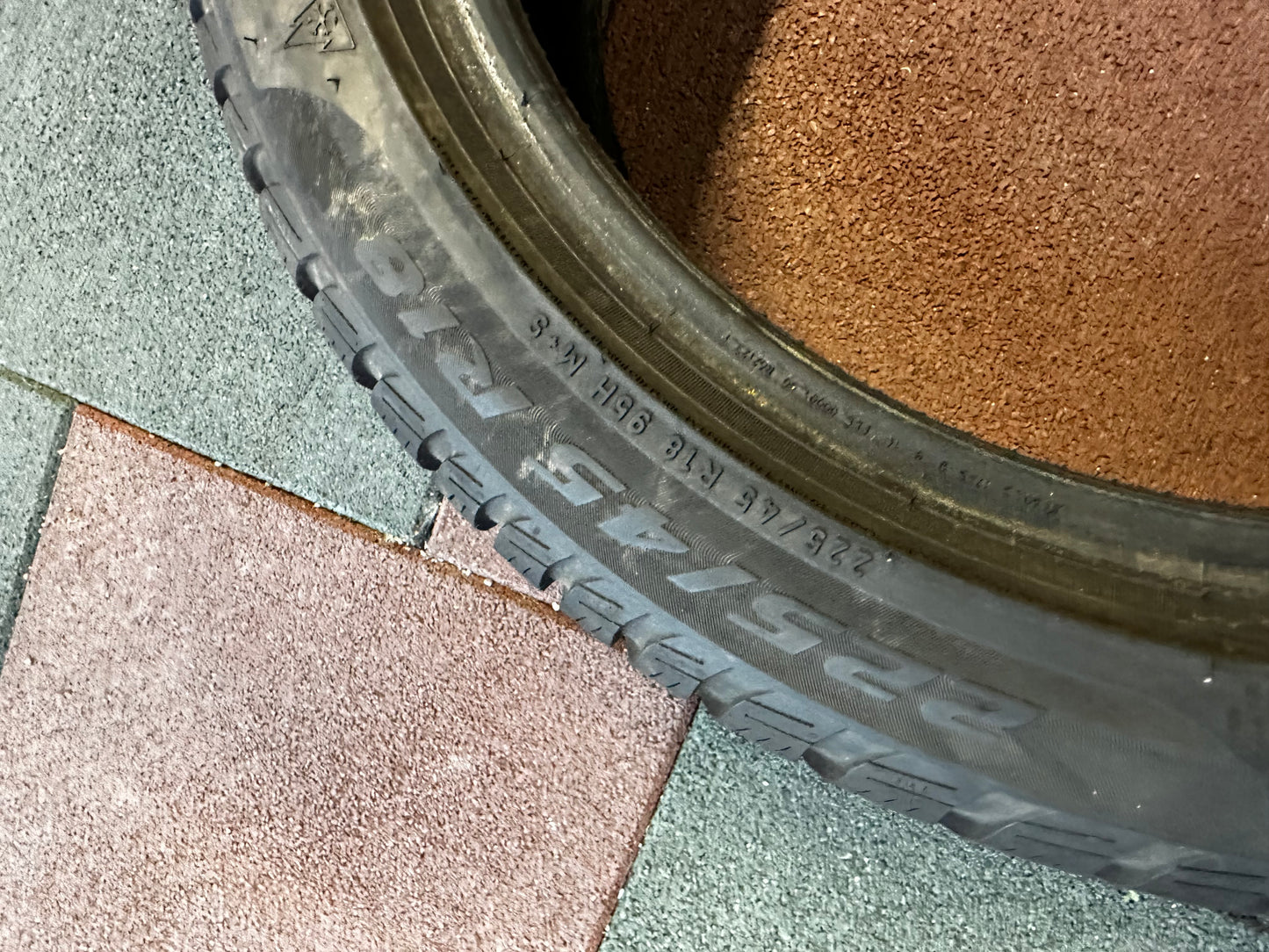 Употребявани зимни Гуми Pirelli 18 Zoll Runflat 225 45 18 Цола MO Рънфлат 5-6мм