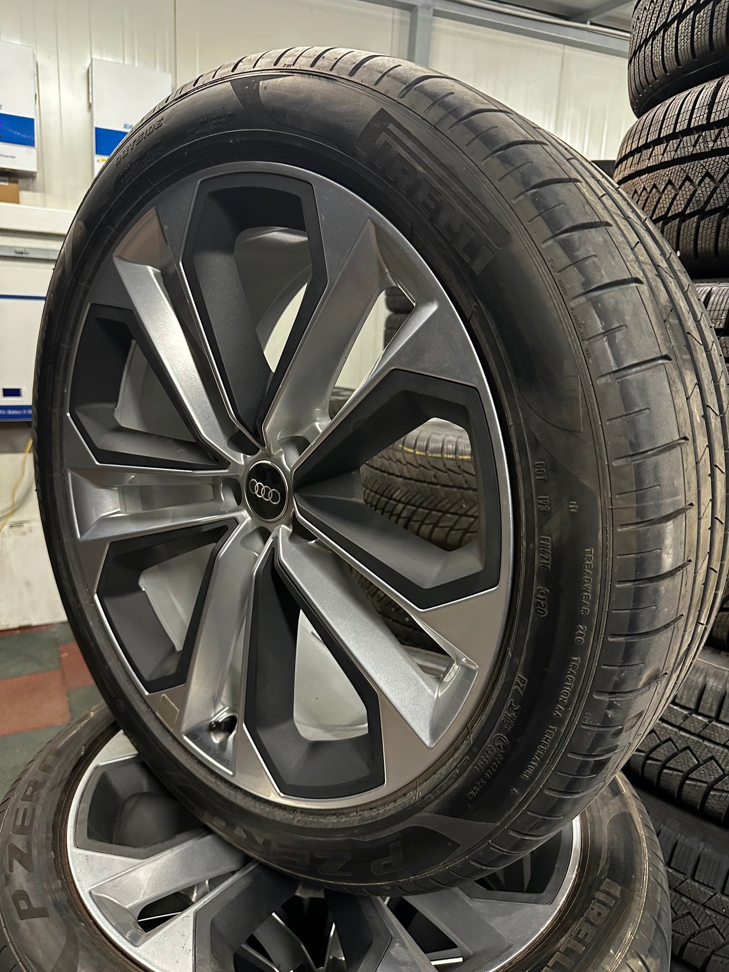 Оригинал като нови Audi Q7 SQ7 4M 285 40 21 Zoll Ауди Q7 SQ7 Алуминиеви джанти 285 40 21 цола летен комплект летни гуми
