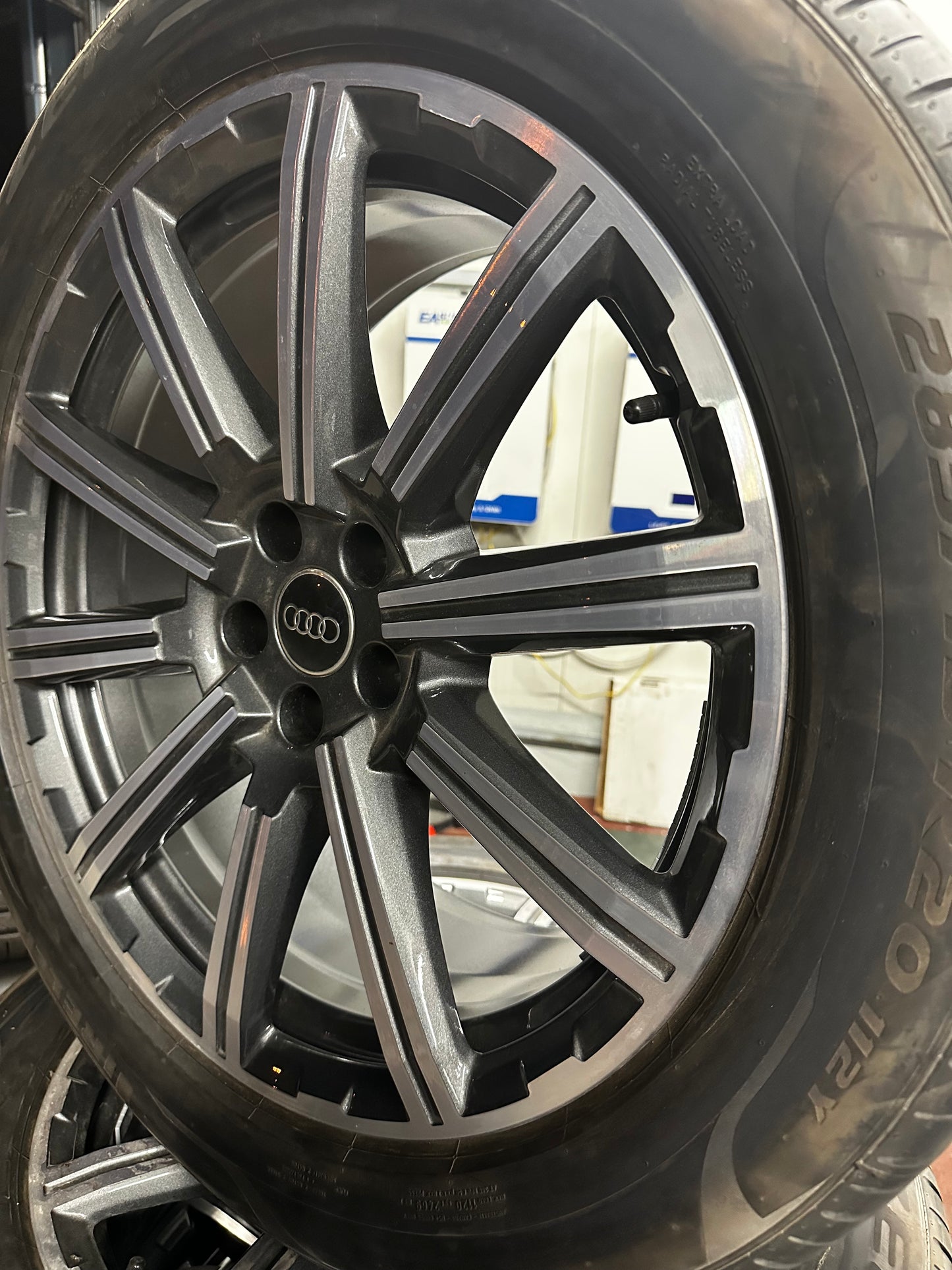 Оригинал като нови Audi Q7 SQ7 4M 285 45 20 Zoll Ауди Q7 SQ7 Алуминиеви джанти 285 45 20 цола летен комплект летни гуми