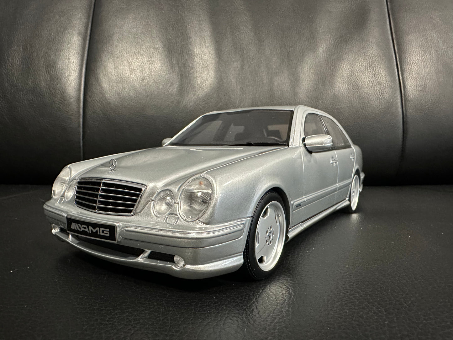Mercedes-Benz E55 AMG W210 Brillantsilber 2001 Limitiert 1:18 Ottomobile OT459 Мерцедес Бенц Е55 АМГ Лимитирана сив