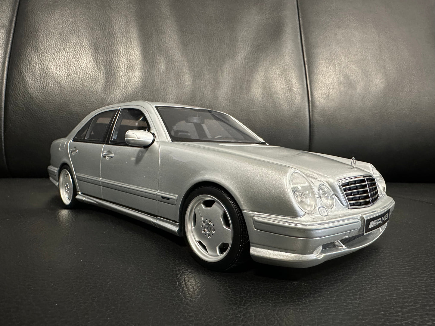 Mercedes-Benz E55 AMG W210 Brillantsilber 2001 Limitiert 1:18 Ottomobile OT459 Мерцедес Бенц Е55 АМГ Лимитирана сив