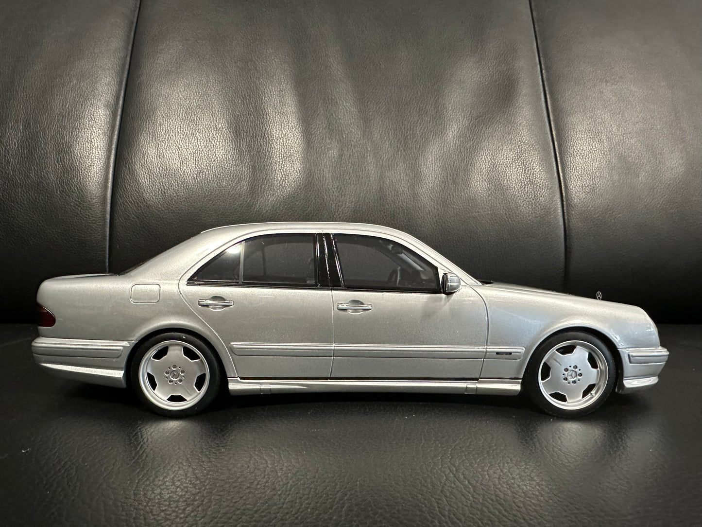 Mercedes-Benz E55 AMG W210 Brillantsilber 2001 Limitiert 1:18 Ottomobile OT459 Мерцедес Бенц Е55 АМГ Лимитирана сив