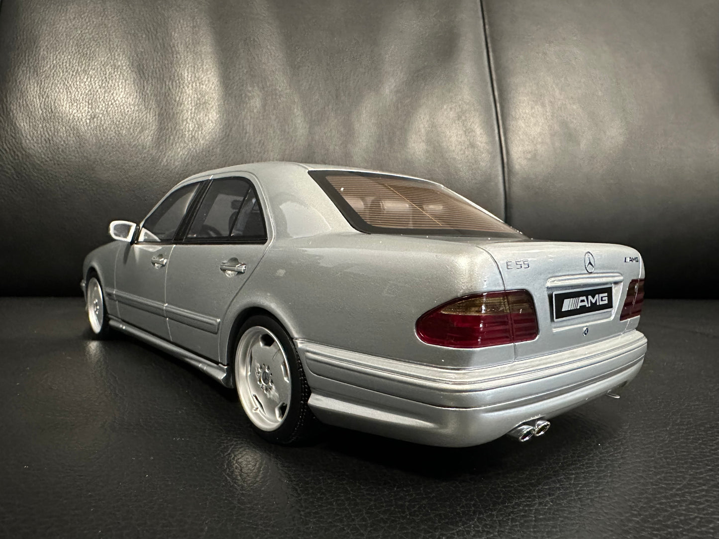 Mercedes-Benz E55 AMG W210 Brillantsilber 2001 Limitiert 1:18 Ottomobile OT459 Мерцедес Бенц Е55 АМГ Лимитирана сив