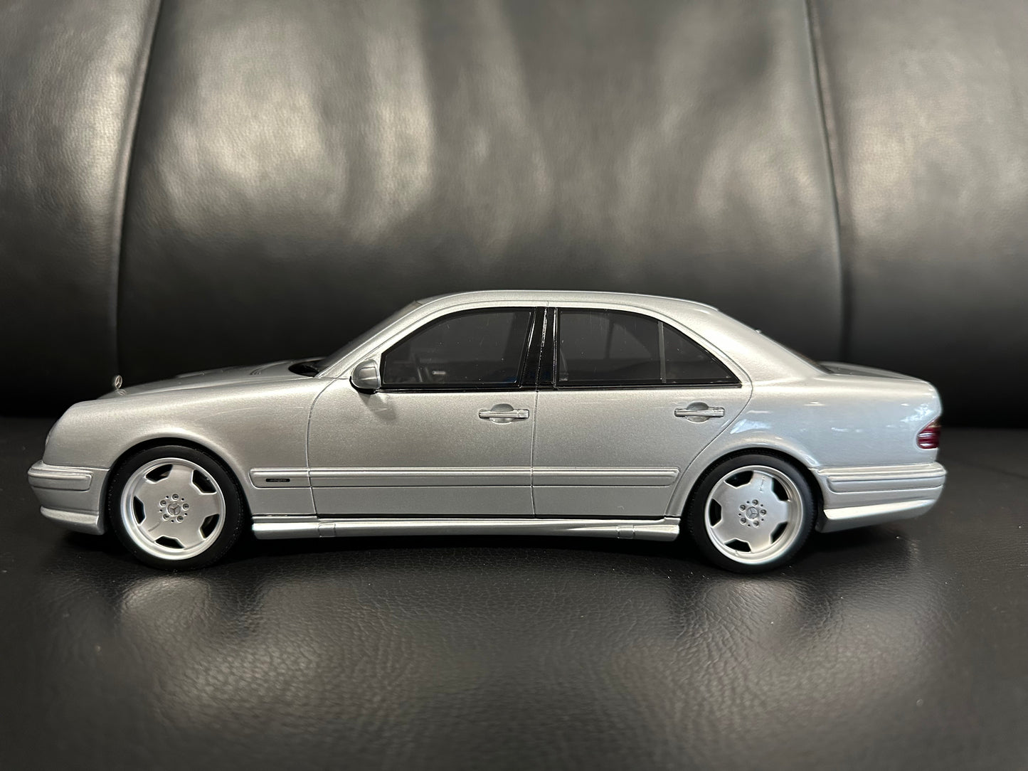 Mercedes-Benz E55 AMG W210 Brillantsilber 2001 Limitiert 1:18 Ottomobile OT459 Мерцедес Бенц Е55 АМГ Лимитирана сив
