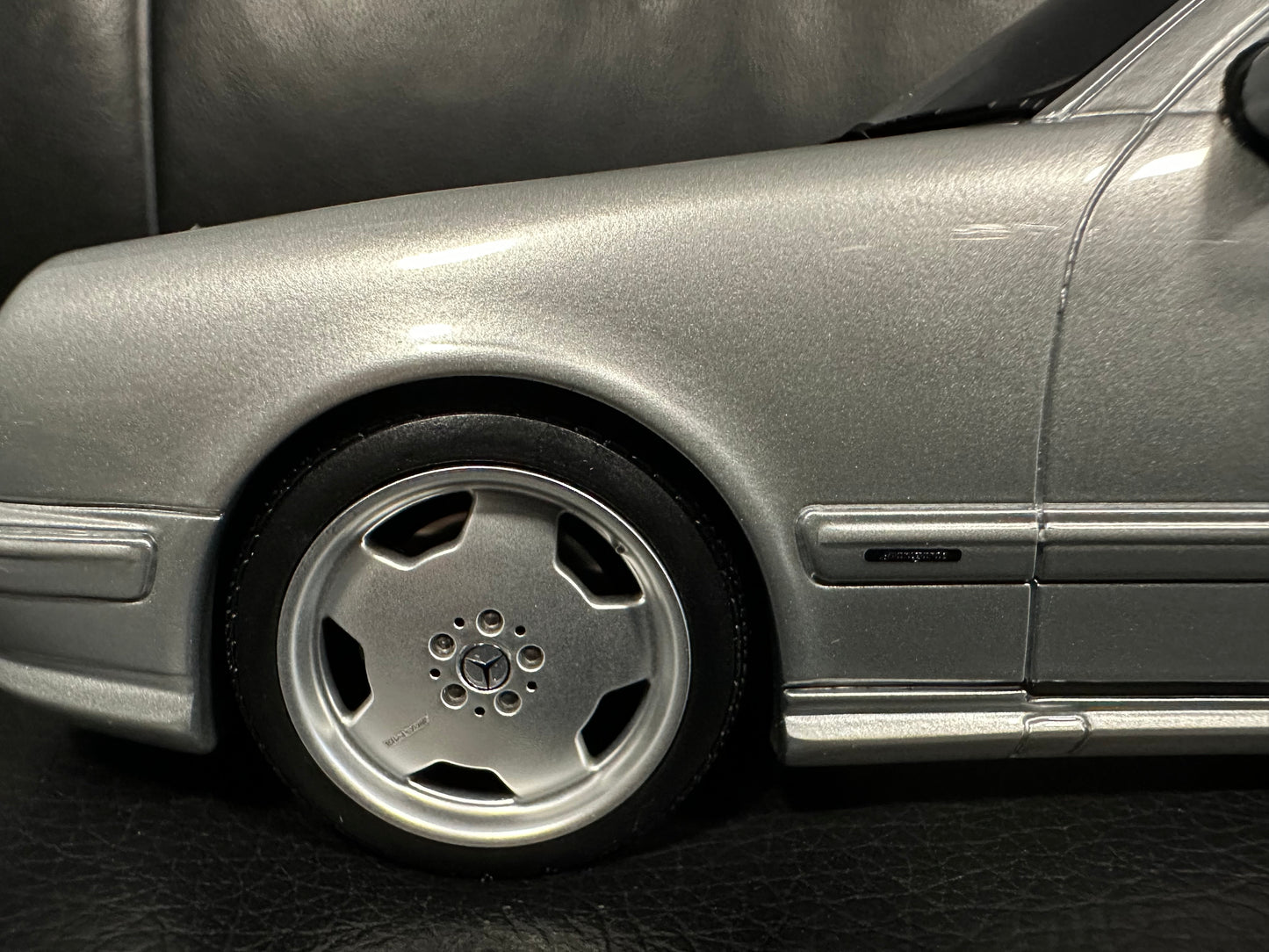 Mercedes-Benz E55 AMG W210 Brillantsilber 2001 Limitiert 1:18 Ottomobile OT459 Мерцедес Бенц Е55 АМГ Лимитирана сив