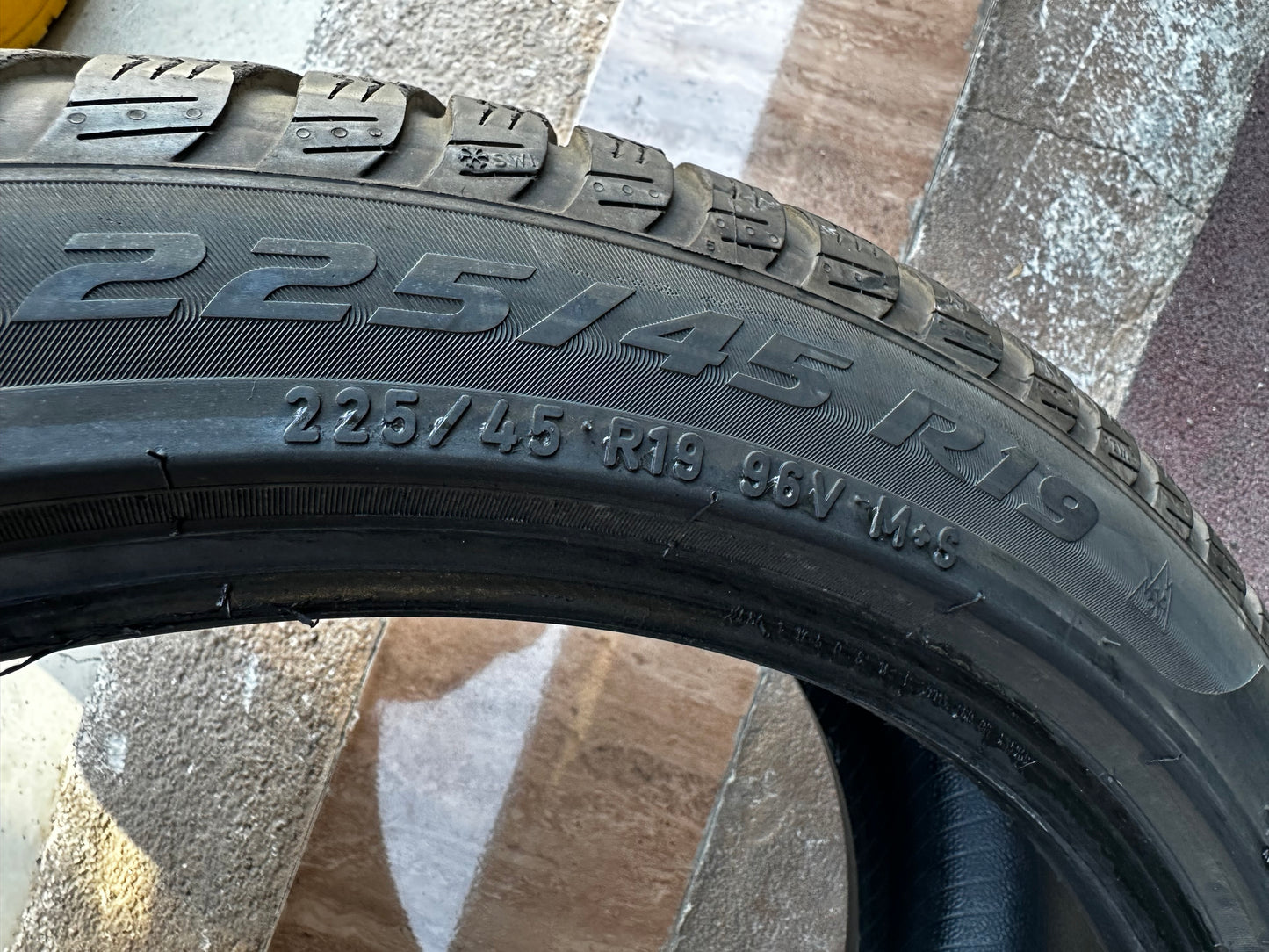 Употребявани зимни Гуми Pirelli 19 Zoll Runflat 225 45 19 Цола BMW* Рънфлат 6мм
