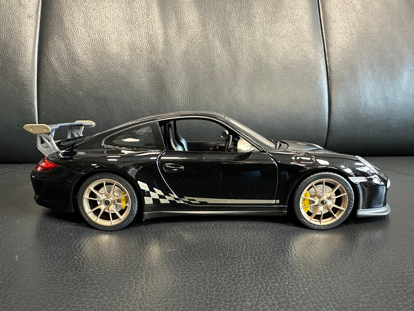 Porsche 911 GT3 RS black/gold 2009 1:18 Norev 187563 Порше 911 ГТ3 РС черен/златен