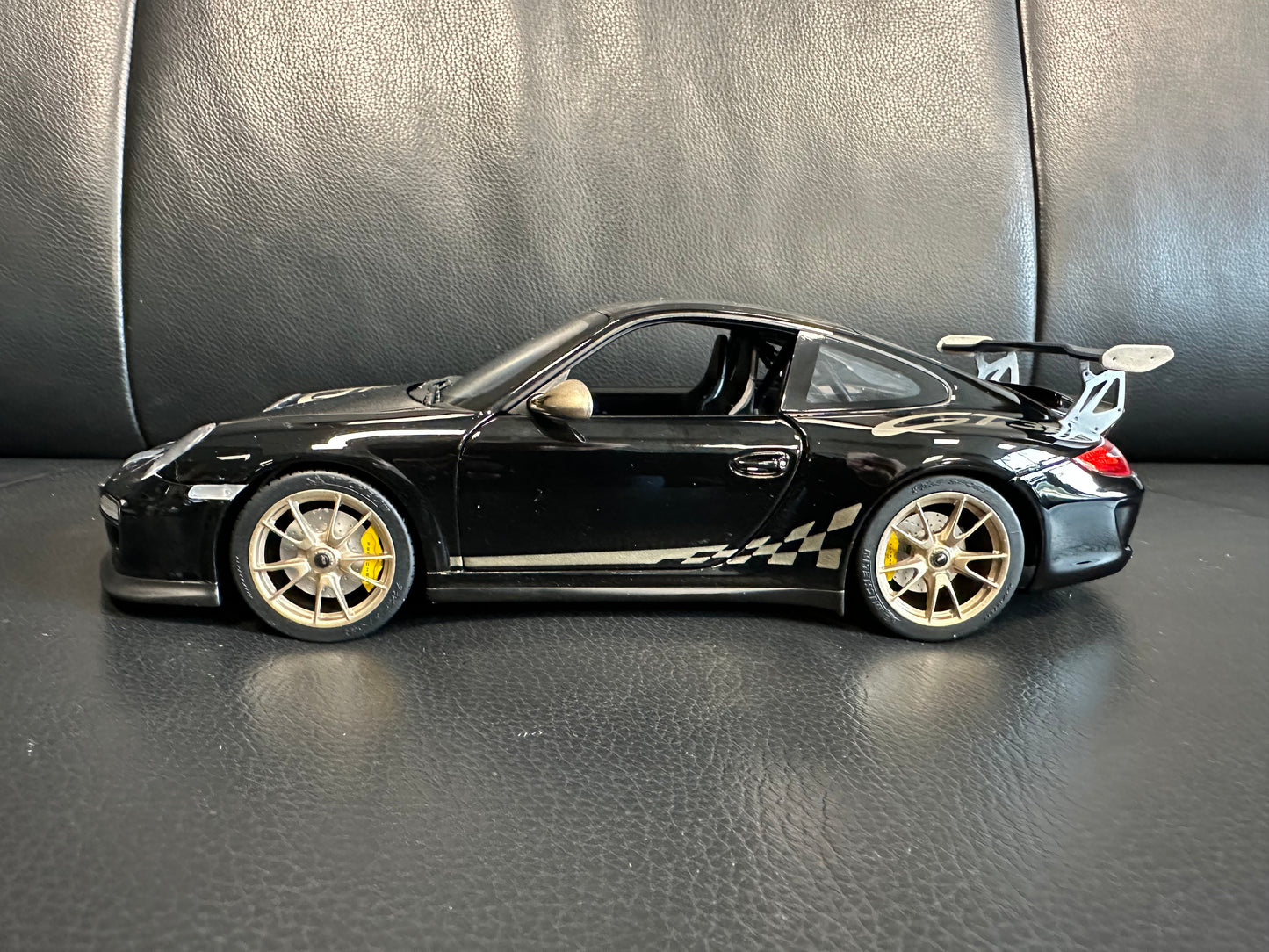 Porsche 911 GT3 RS black/gold 2009 1:18 Norev 187563 Порше 911 ГТ3 РС черен/златен