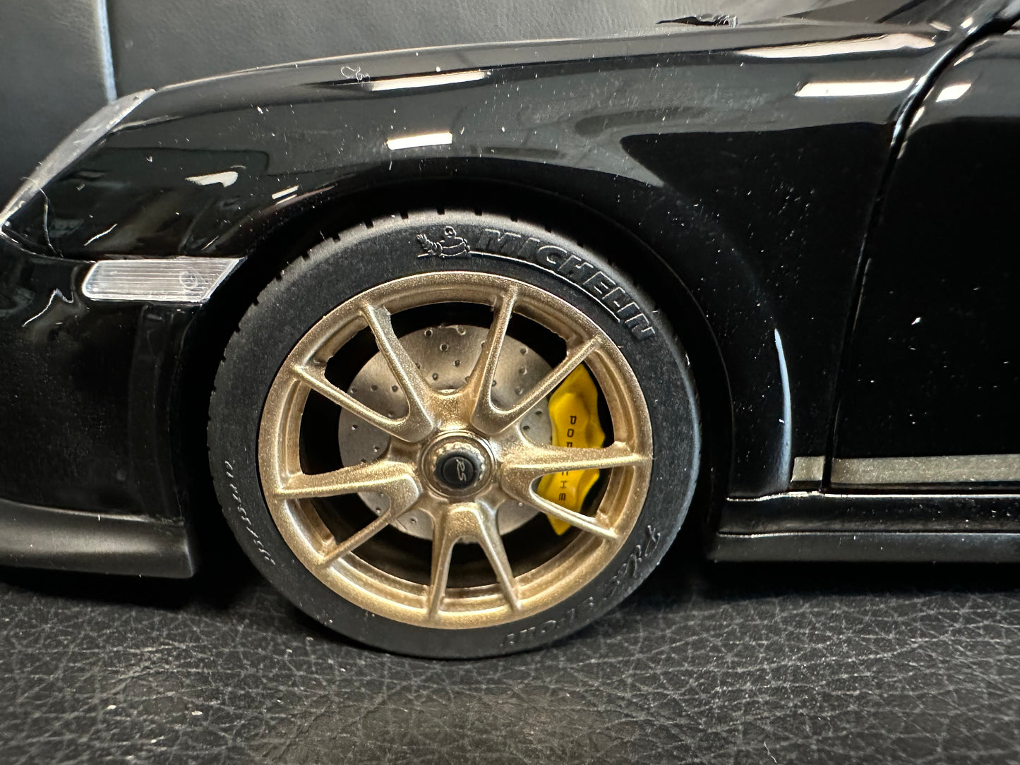 Porsche 911 GT3 RS black/gold 2009 1:18 Norev 187563 Порше 911 ГТ3 РС черен/златен