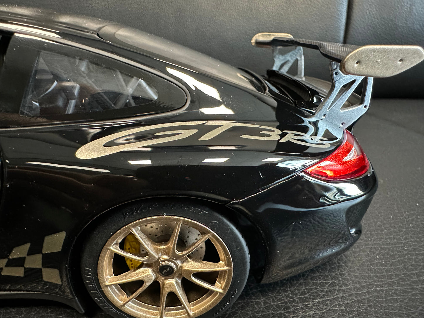 Porsche 911 GT3 RS black/gold 2009 1:18 Norev 187563 Порше 911 ГТ3 РС черен/златен