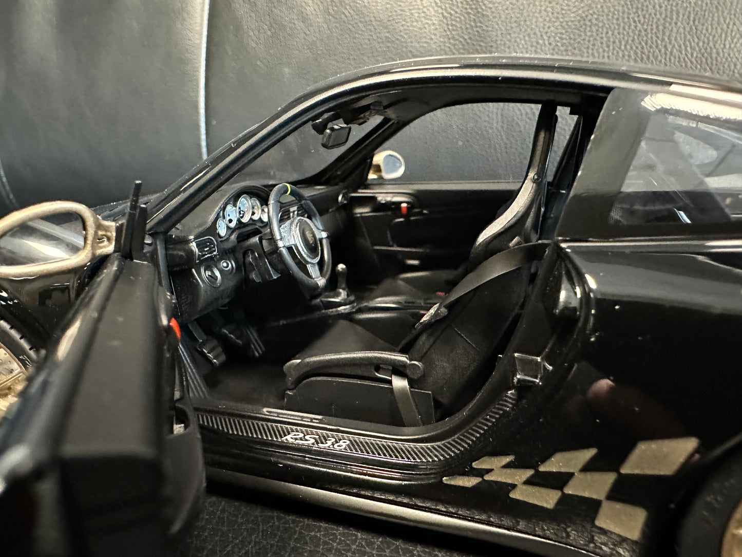 Porsche 911 GT3 RS black/gold 2009 1:18 Norev 187563 Порше 911 ГТ3 РС черен/златен