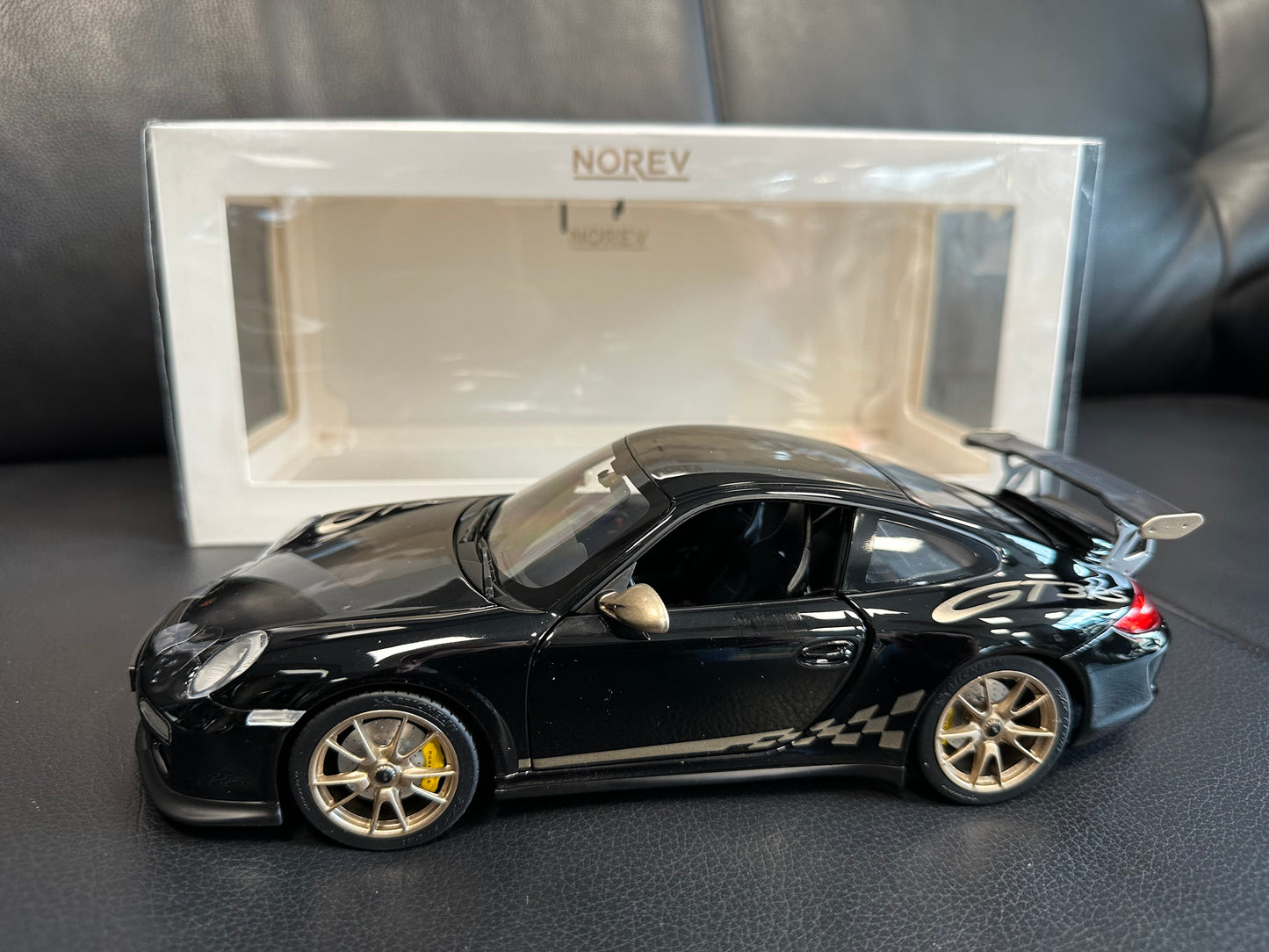 Porsche 911 GT3 RS black/gold 2009 1:18 Norev 187563 Порше 911 ГТ3 РС черен/златен