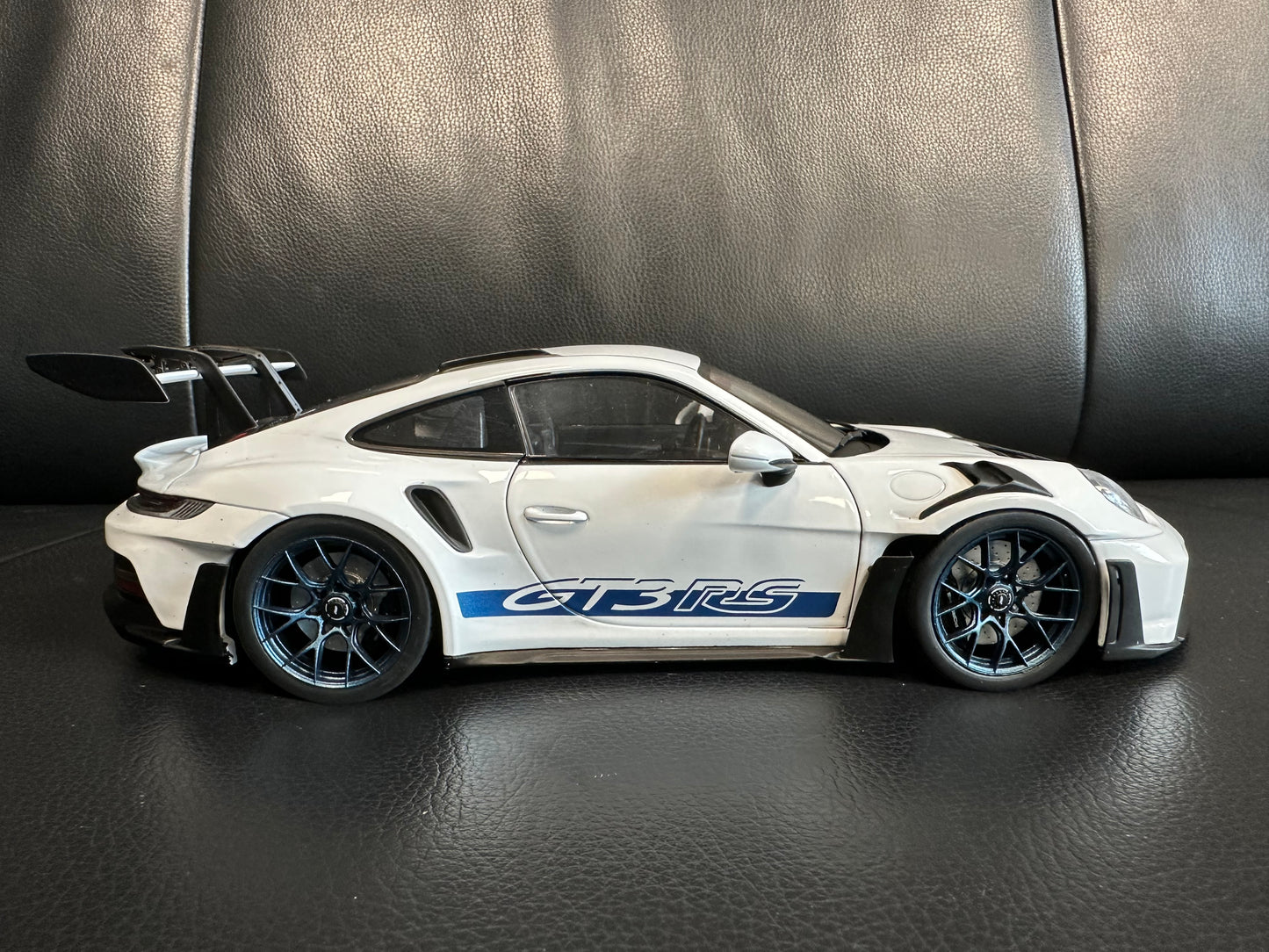 PORSCHE 911 - 992 GT3 RS Carrera 2024 white blue S1812102 Solido 1:18 Порше 911 ГТ3 РС бял