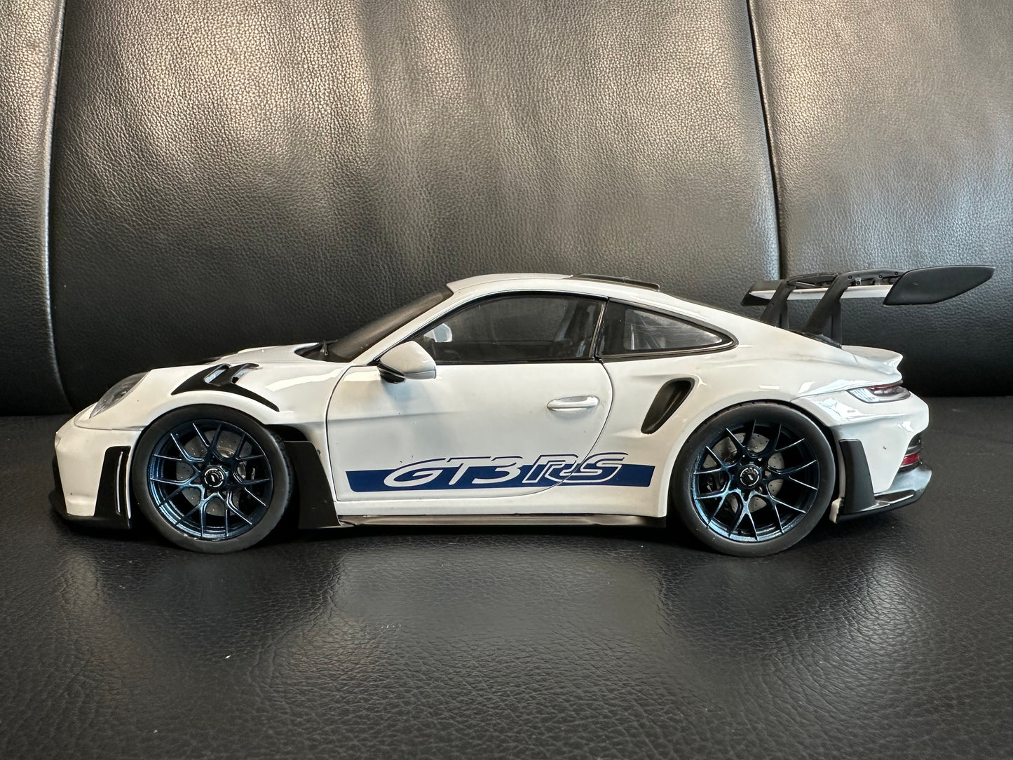 PORSCHE 911 - 992 GT3 RS Carrera 2024 white blue S1812102 Solido 1:18 Порше 911 ГТ3 РС бял
