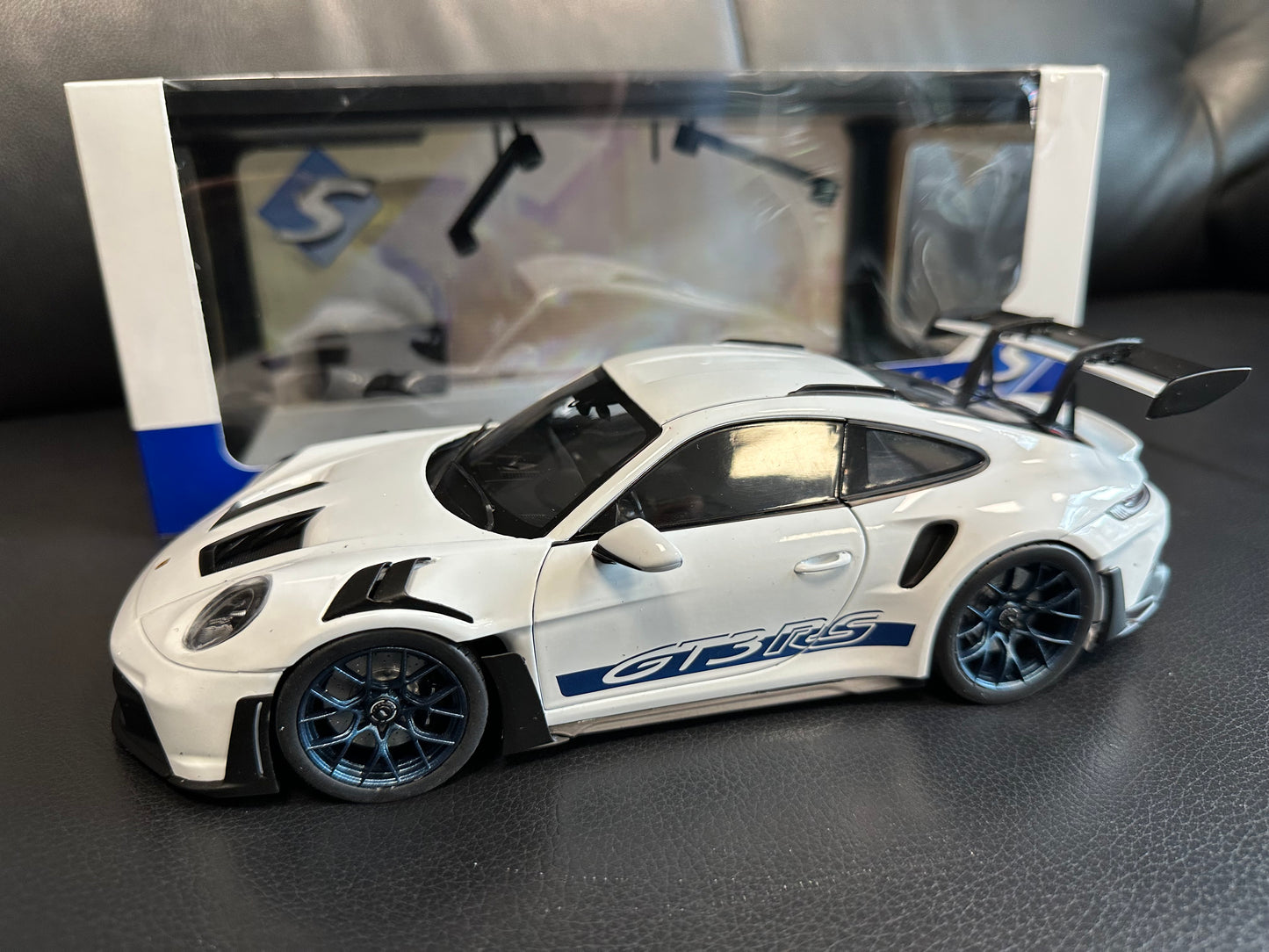PORSCHE 911 - 992 GT3 RS Carrera 2024 white blue S1812102 Solido 1:18 Порше 911 ГТ3 РС бял