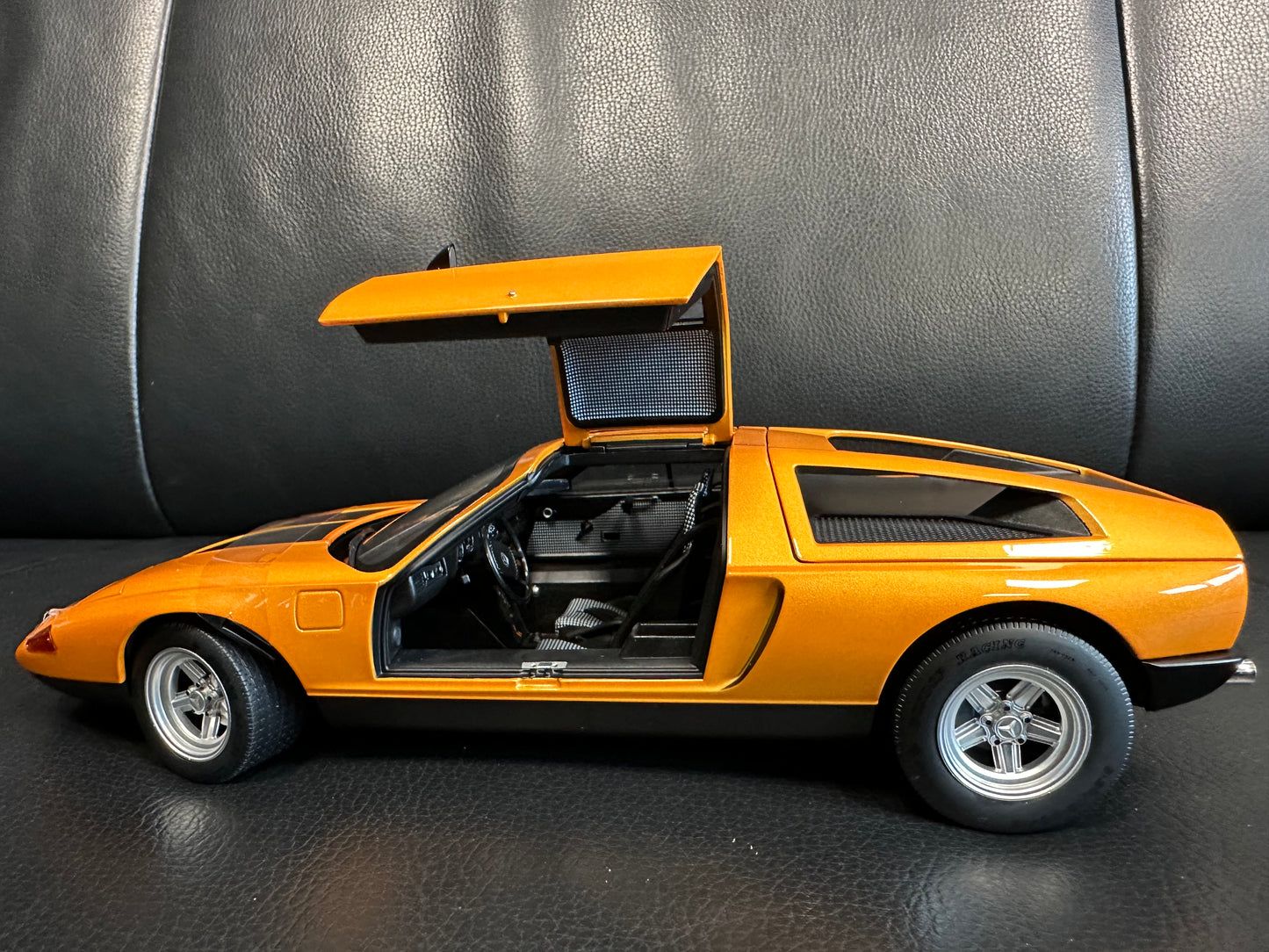 Mercedes Benz C111 1970 orange 1:18 NOREV 183050 Мерцедес Бенц Ц111 отваряем оранжев