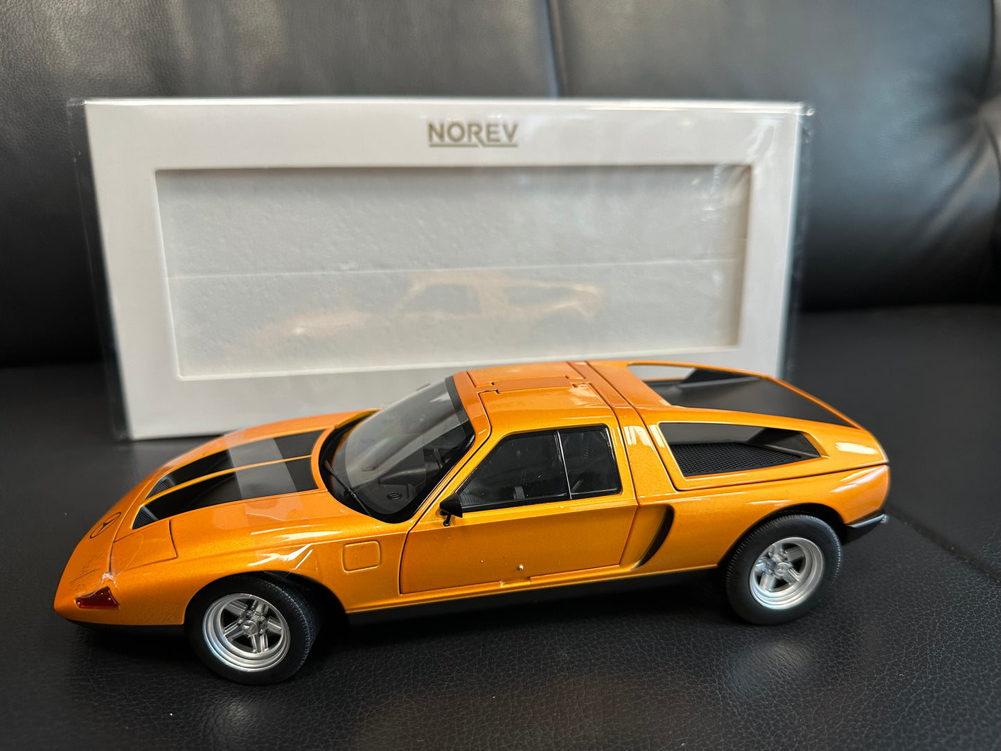 Mercedes Benz C111 1970 orange 1:18 NOREV 183050 Мерцедес Бенц Ц111 отваряем оранжев